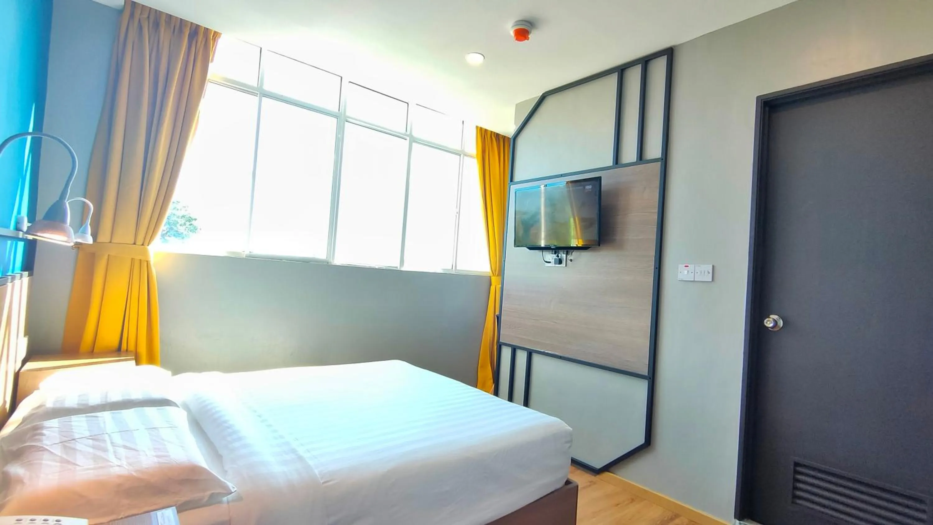 TV and multimedia, Bed in Uptown Hotel