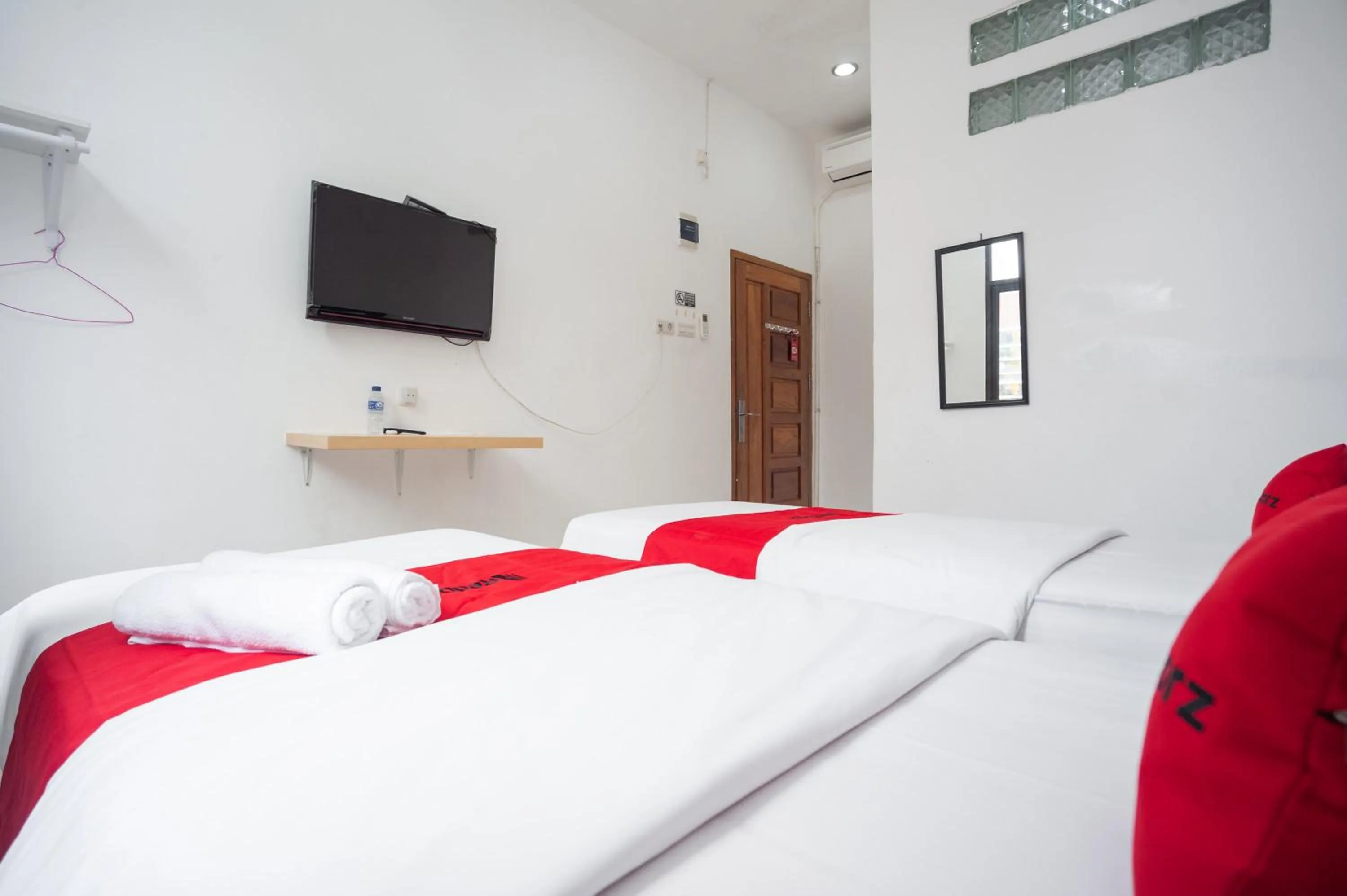 Bedroom, Bed in RedDoorz at Jalan Bangau Palembang