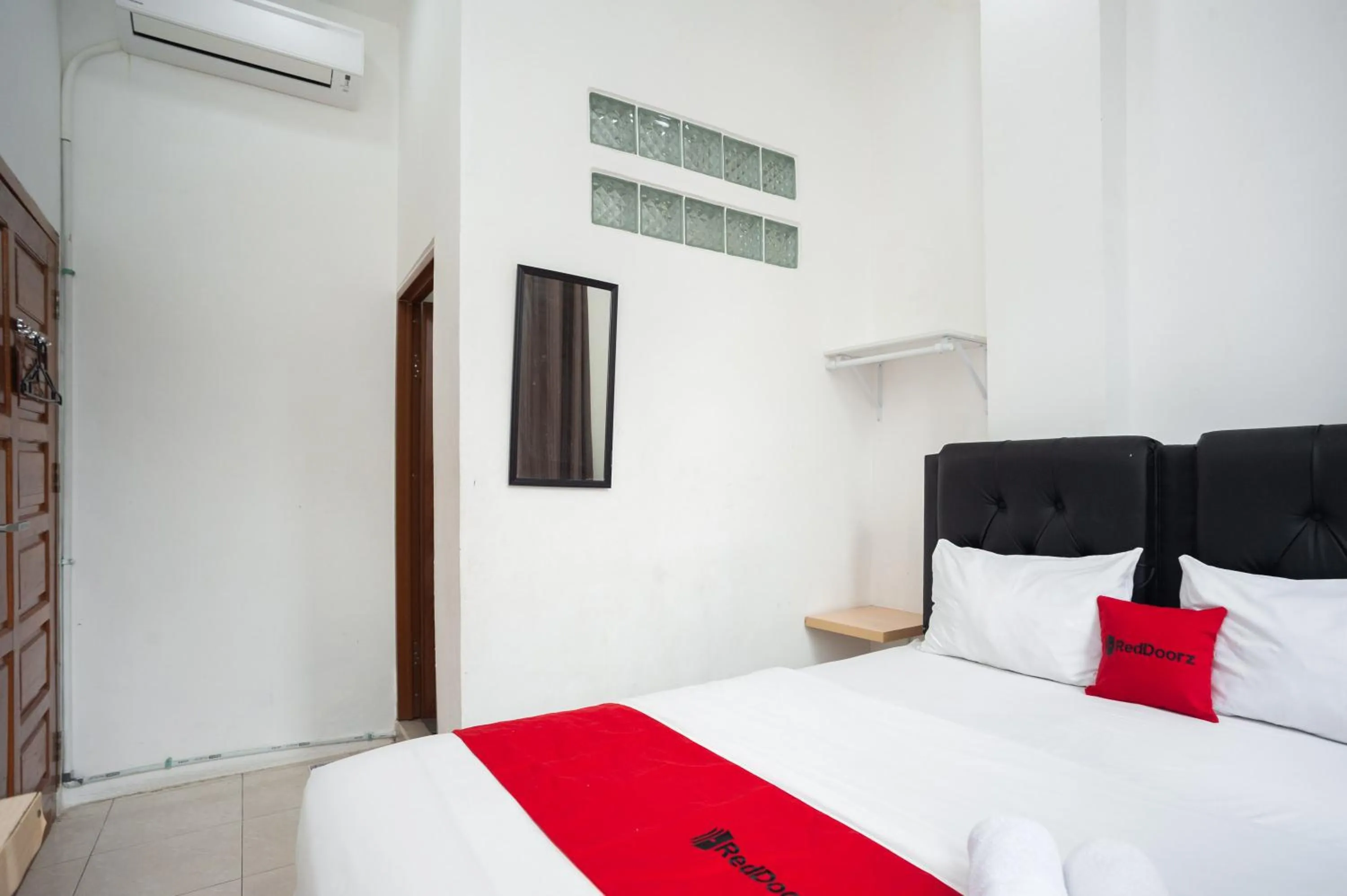 Bedroom, Bed in RedDoorz at Jalan Bangau Palembang