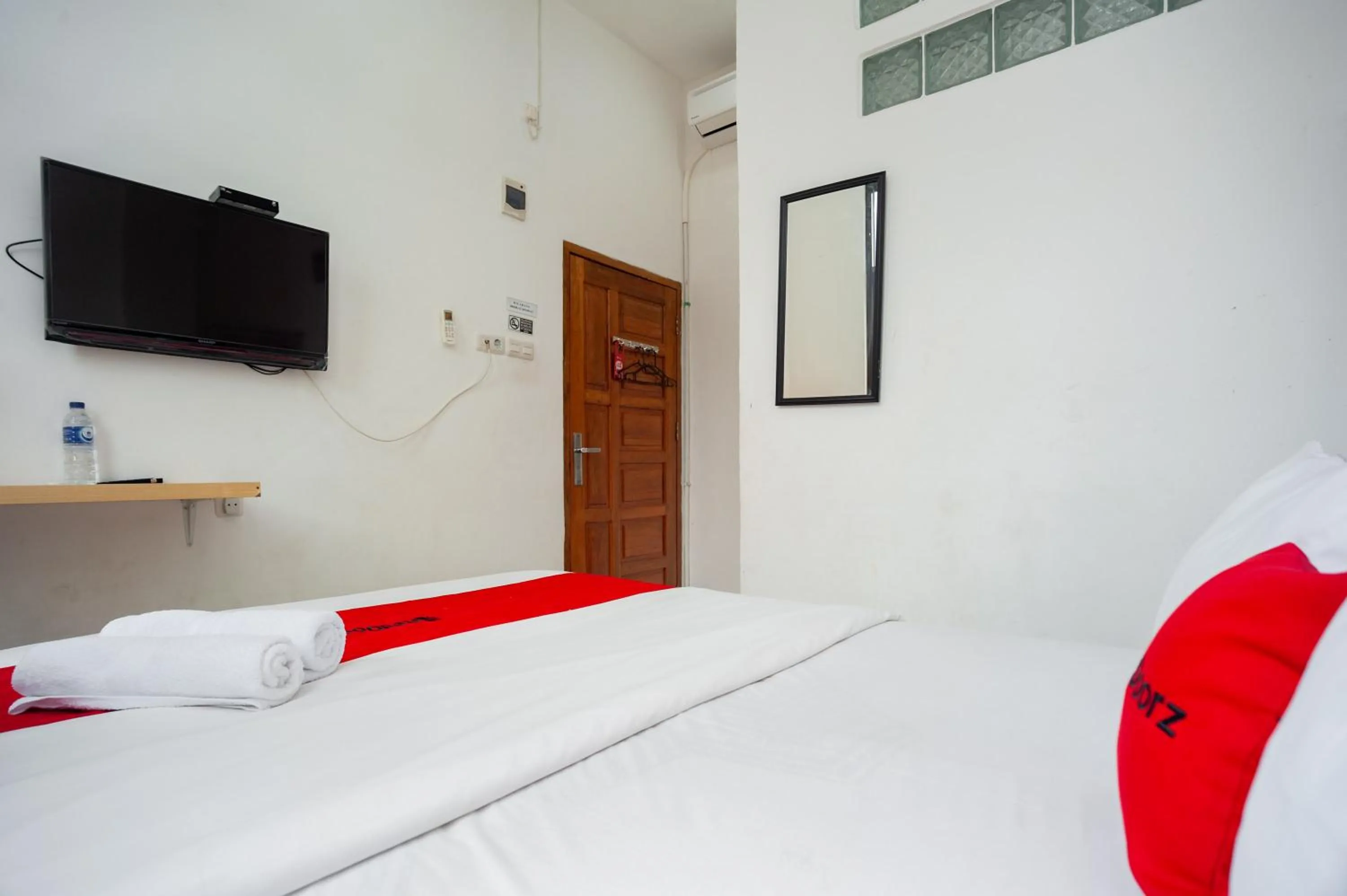 Photo of the whole room, Bed in RedDoorz at Jalan Bangau Palembang