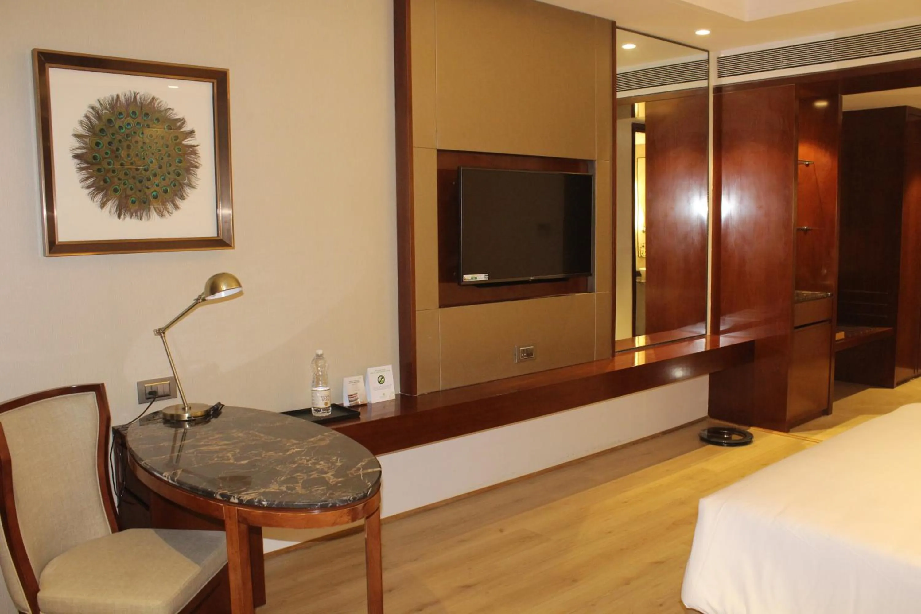 Seating area, Bed in Lemon Tree Premier, Dwarka