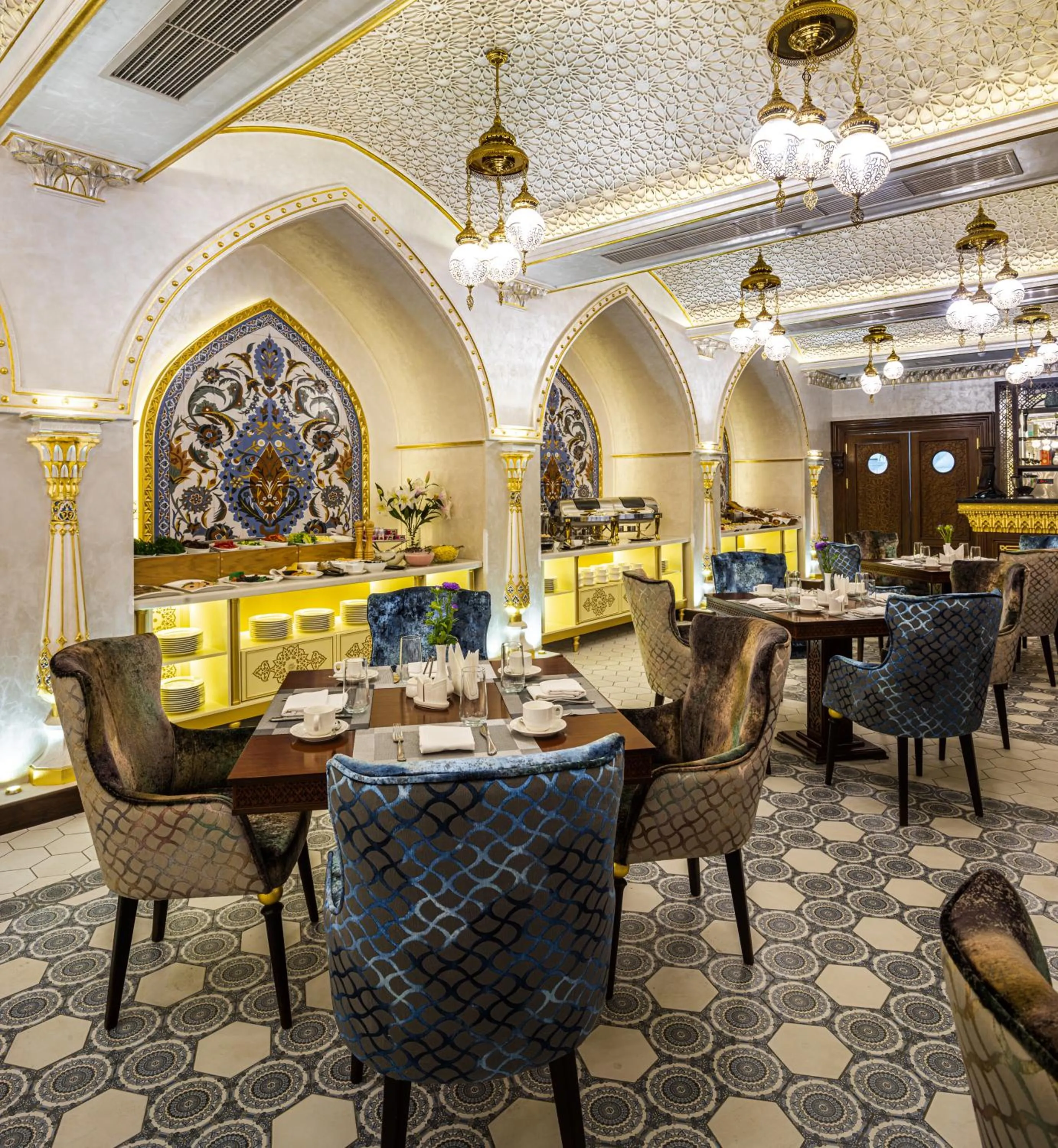 Restaurant/places to eat in Manor Hotel