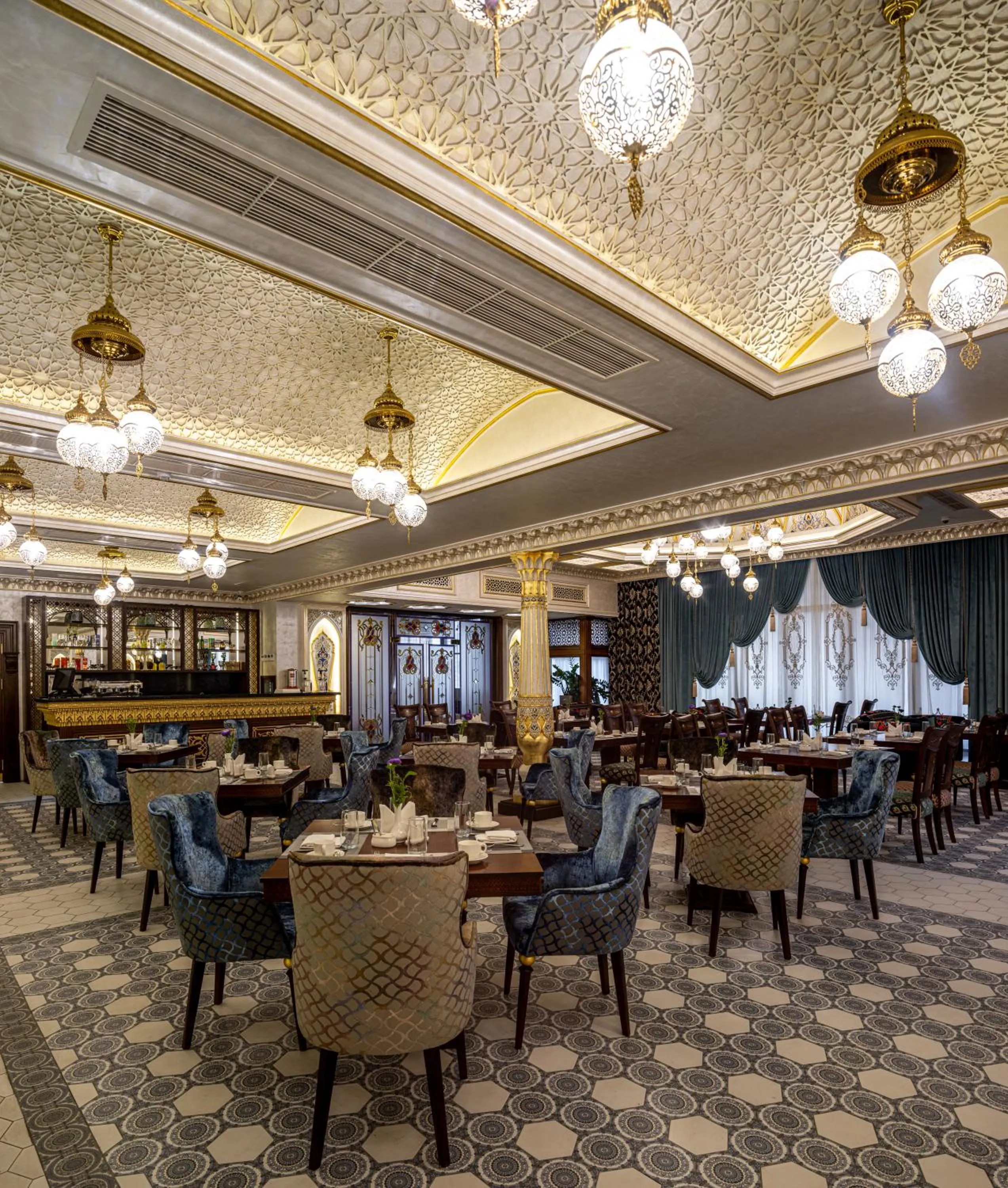 Restaurant/places to eat in Manor Hotel