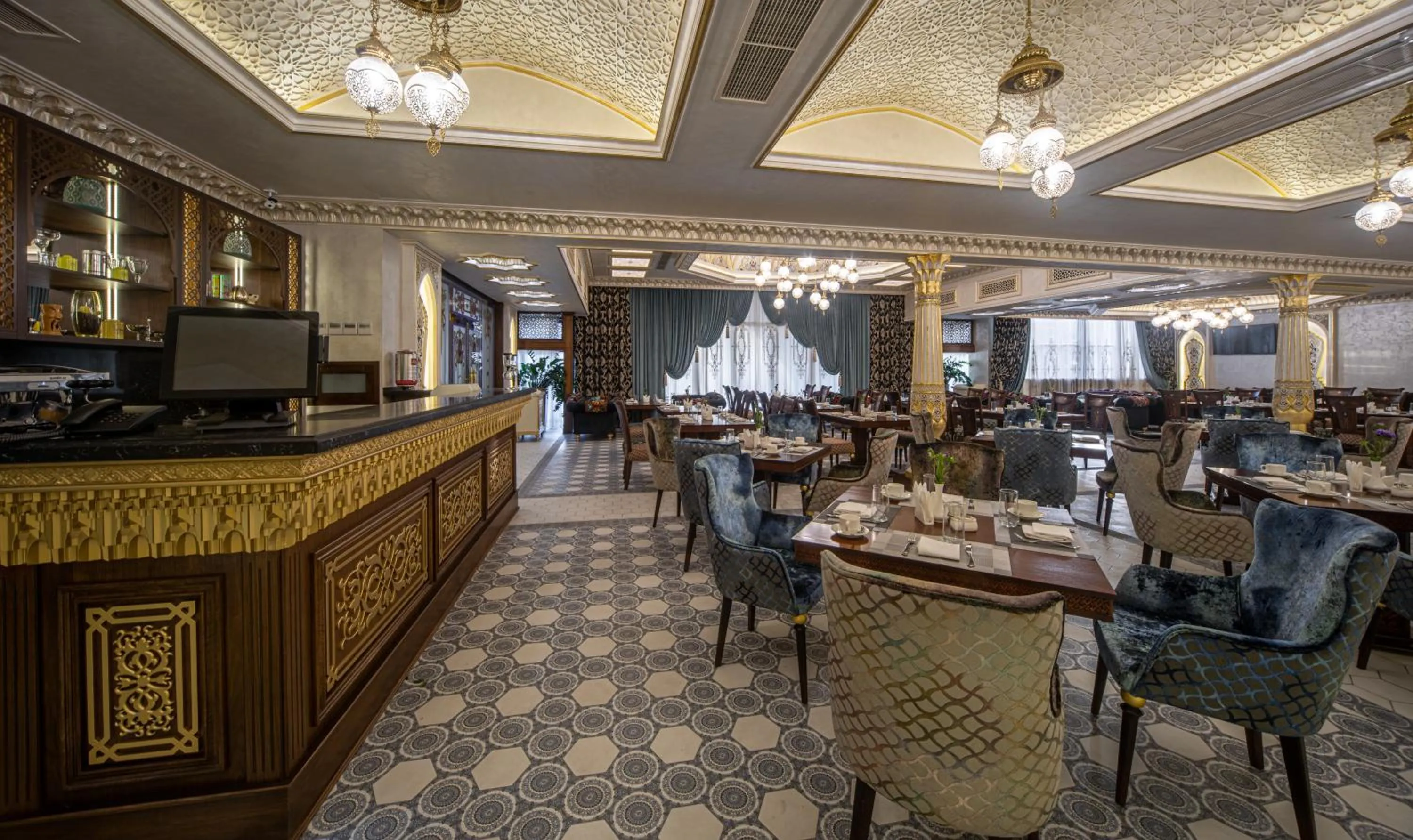 Restaurant/places to eat in Manor Hotel