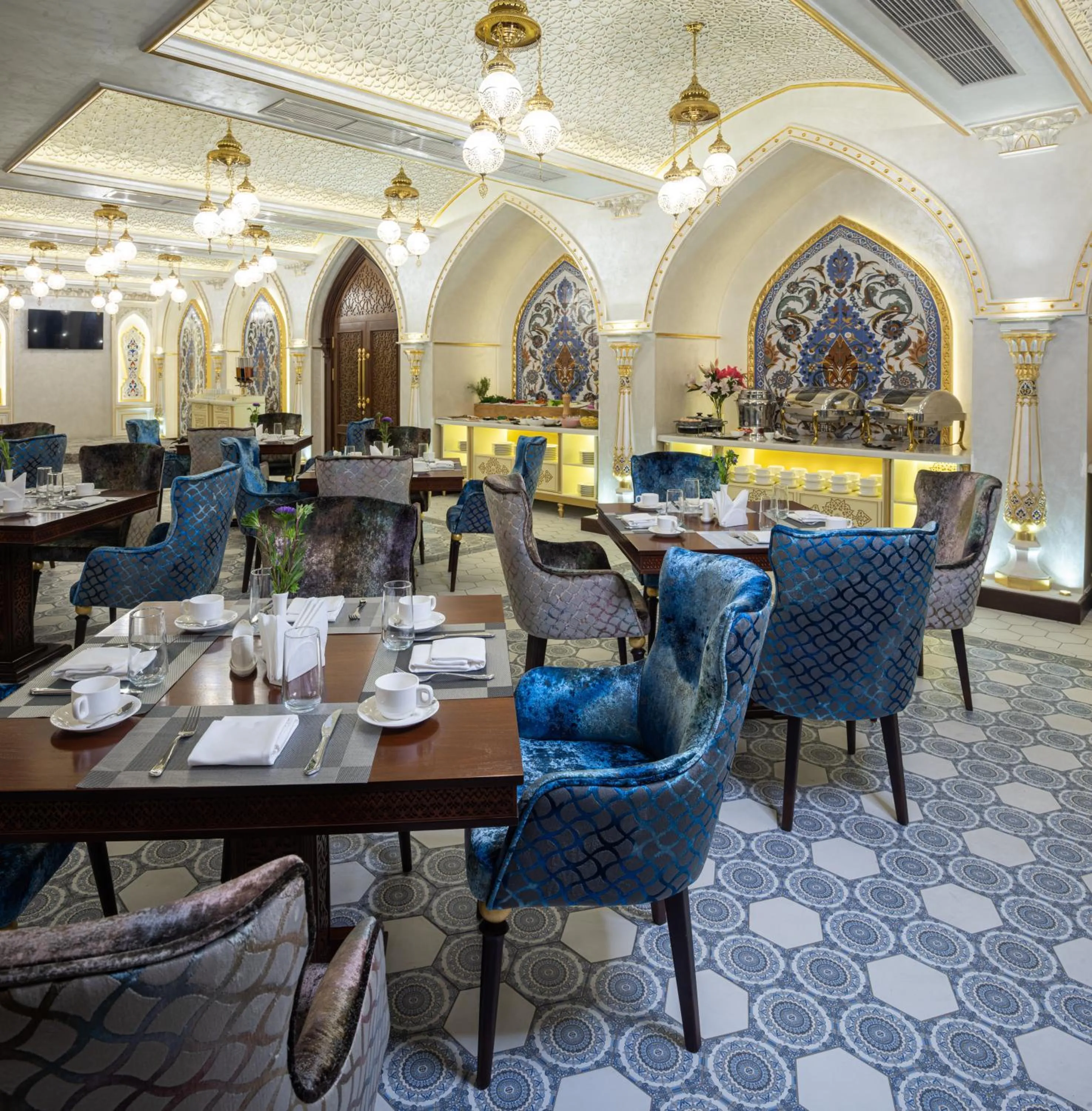 Restaurant/places to eat in Manor Hotel