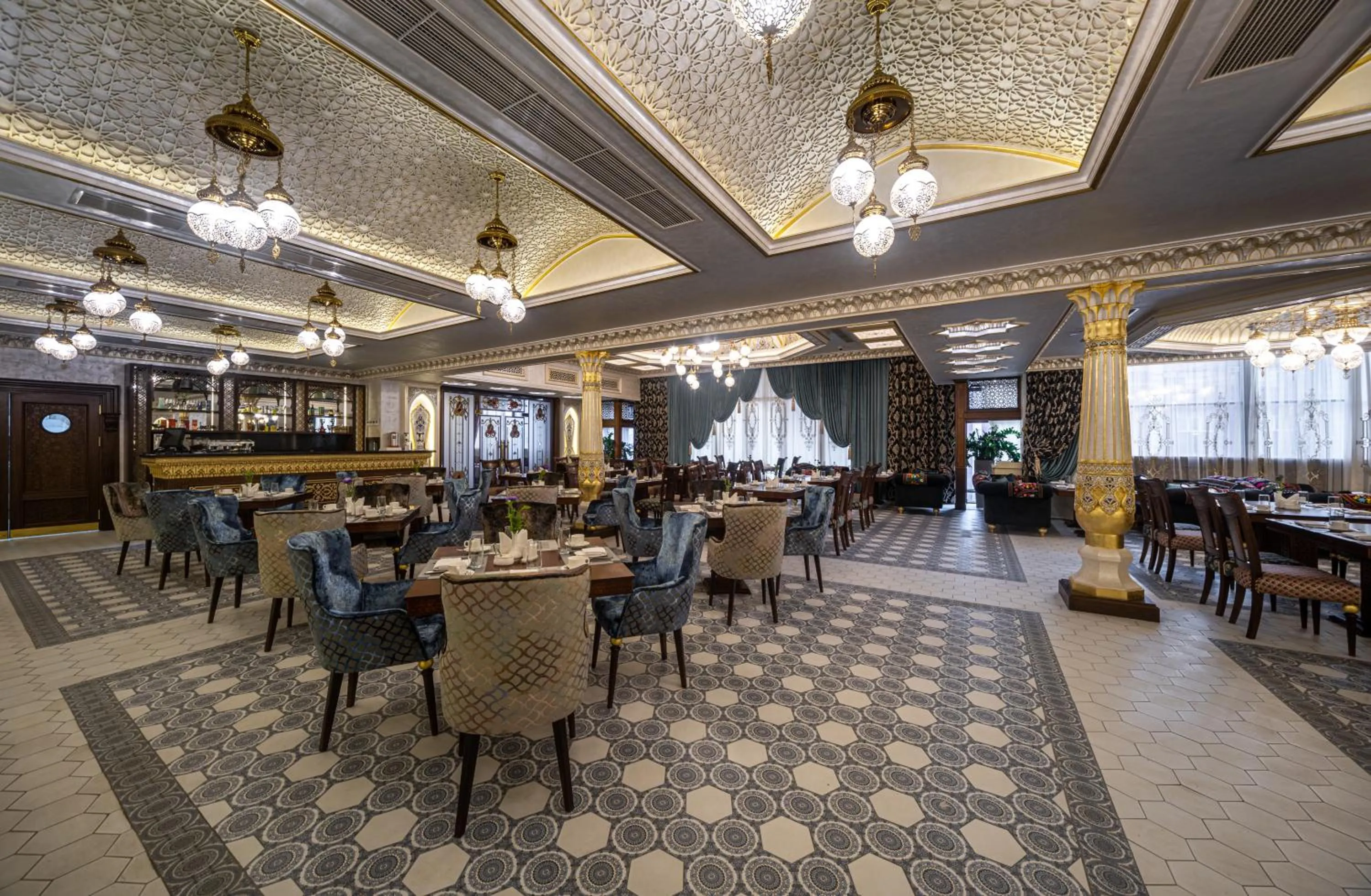 Restaurant/places to eat in Manor Hotel