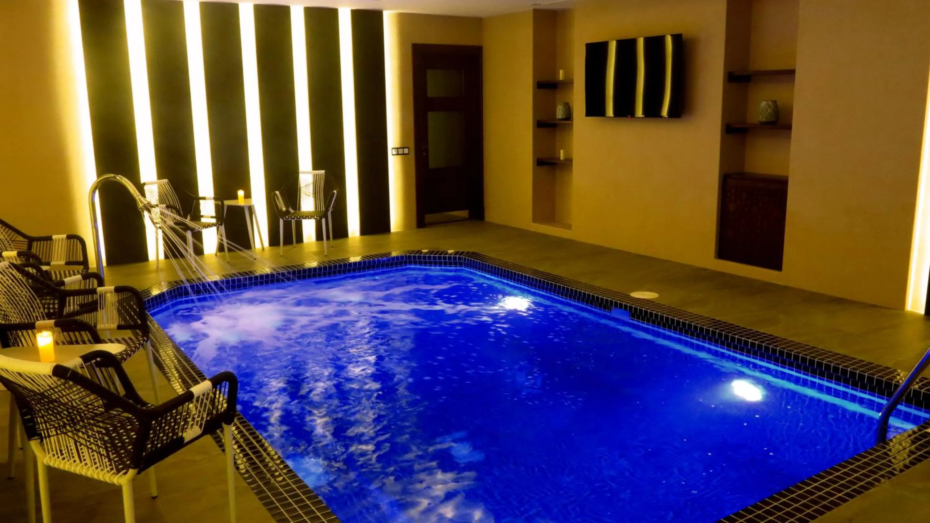 Swimming pool in Manor Hotel