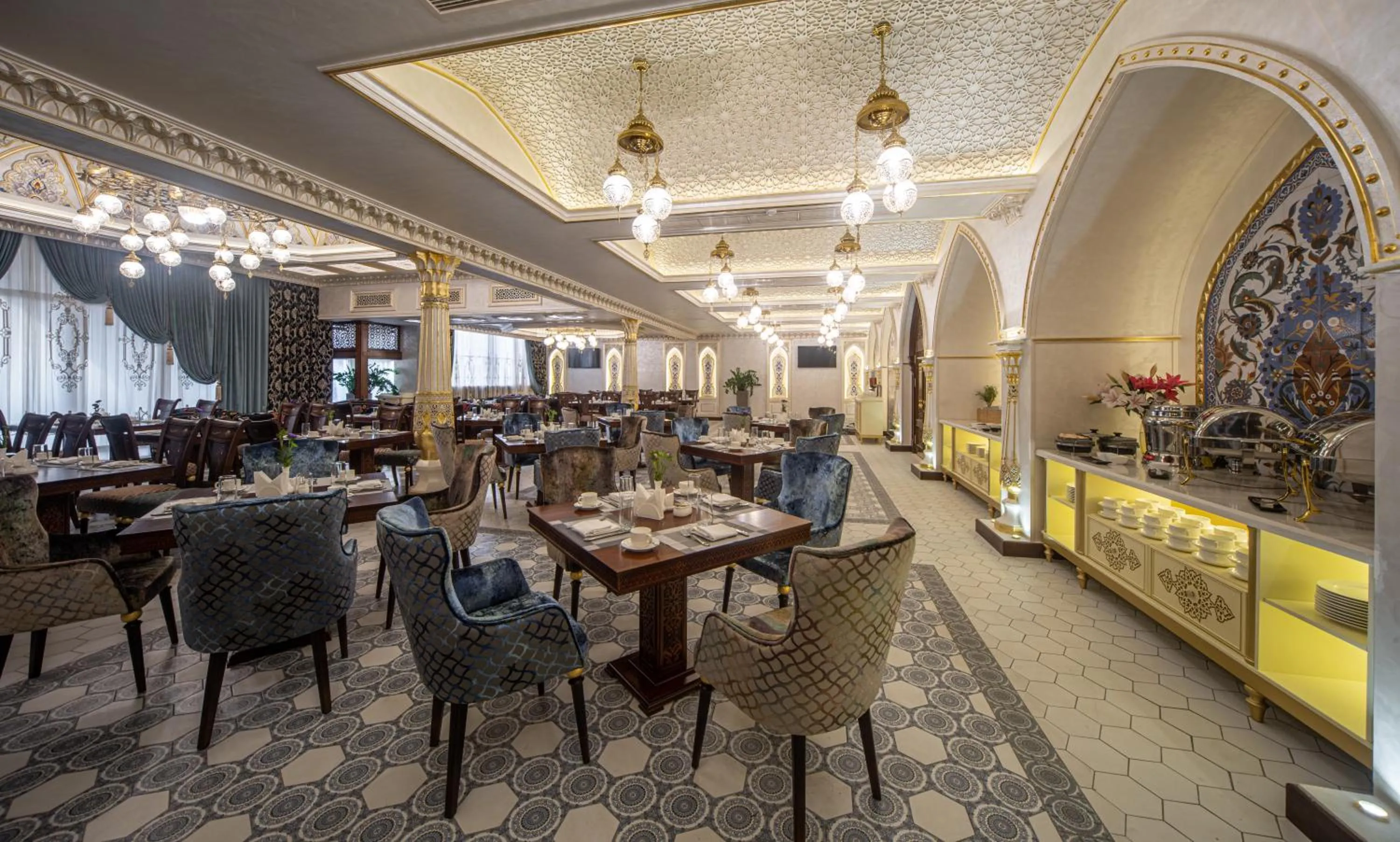 Restaurant/places to eat in Manor Hotel