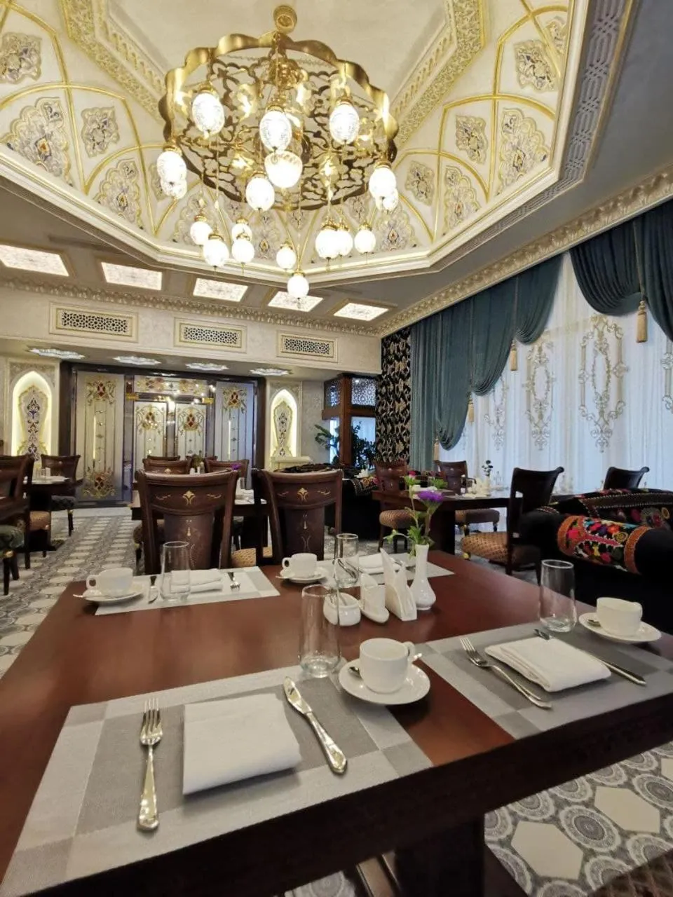 Restaurant/places to eat in Manor Hotel