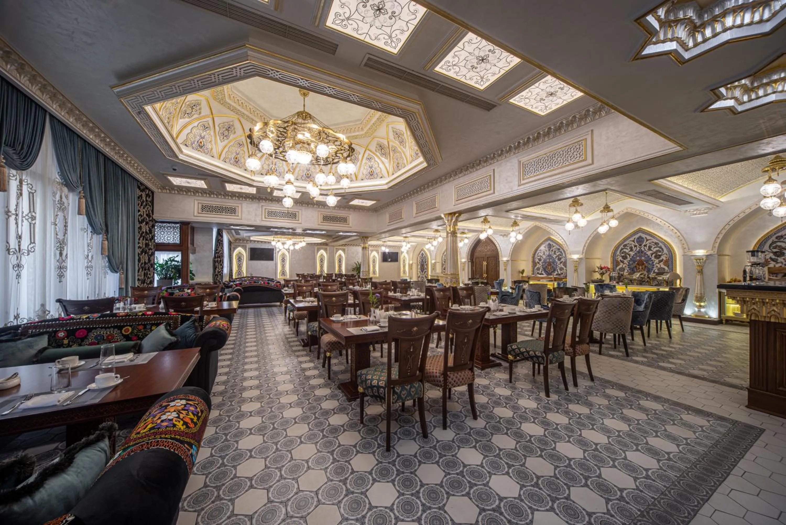 Restaurant/places to eat in Manor Hotel