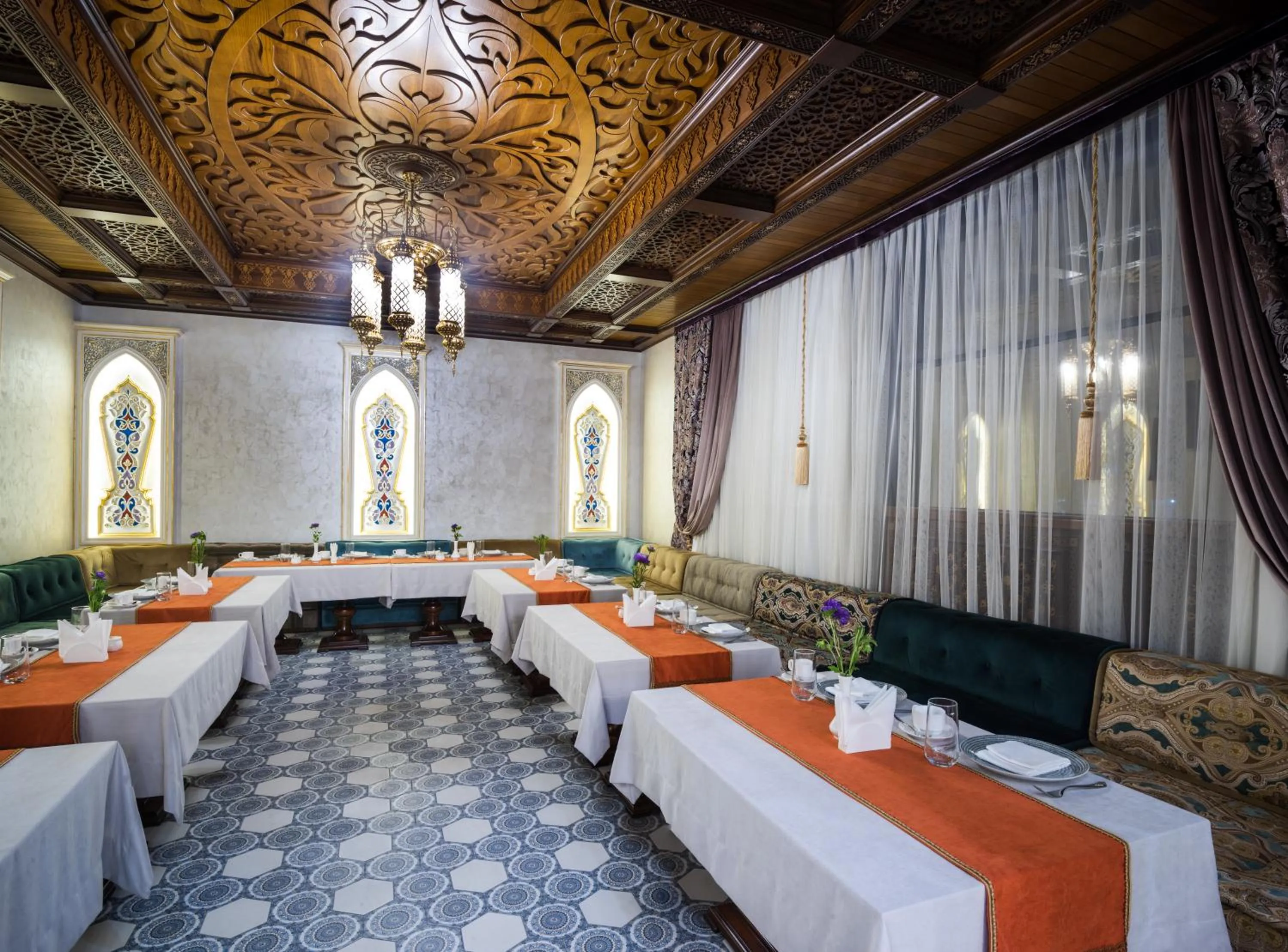 Restaurant/places to eat in Manor Hotel