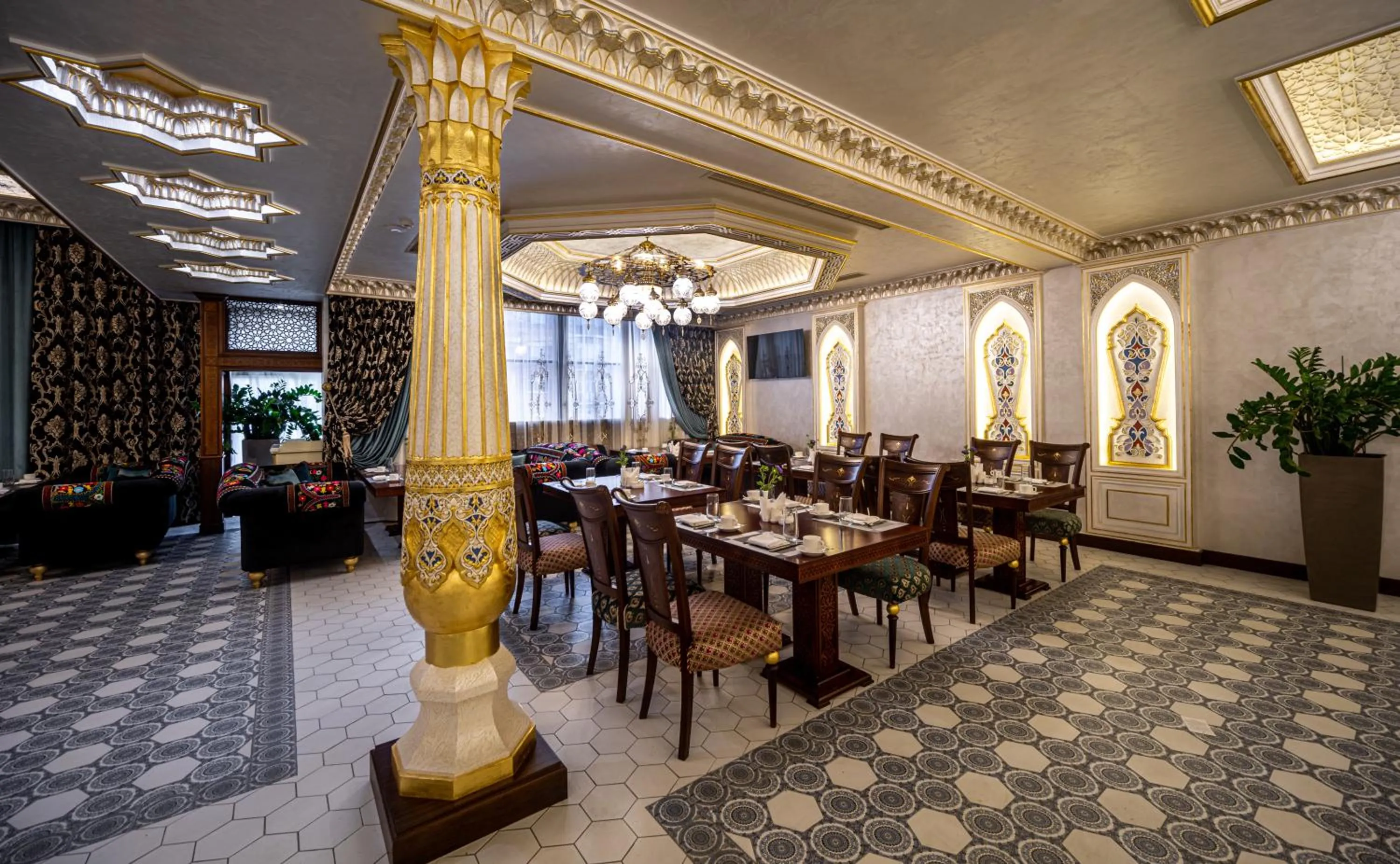 Restaurant/places to eat in Manor Hotel