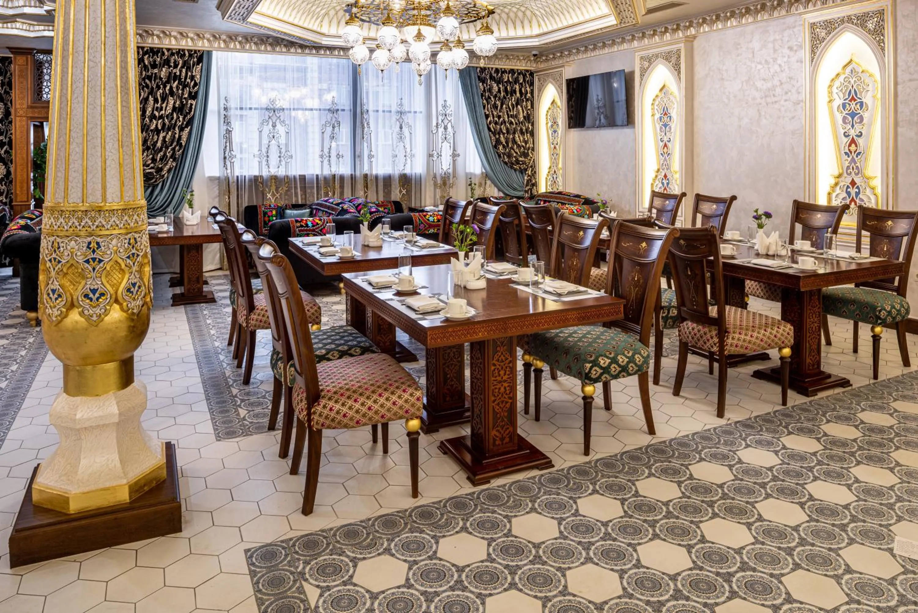 Restaurant/places to eat in Manor Hotel
