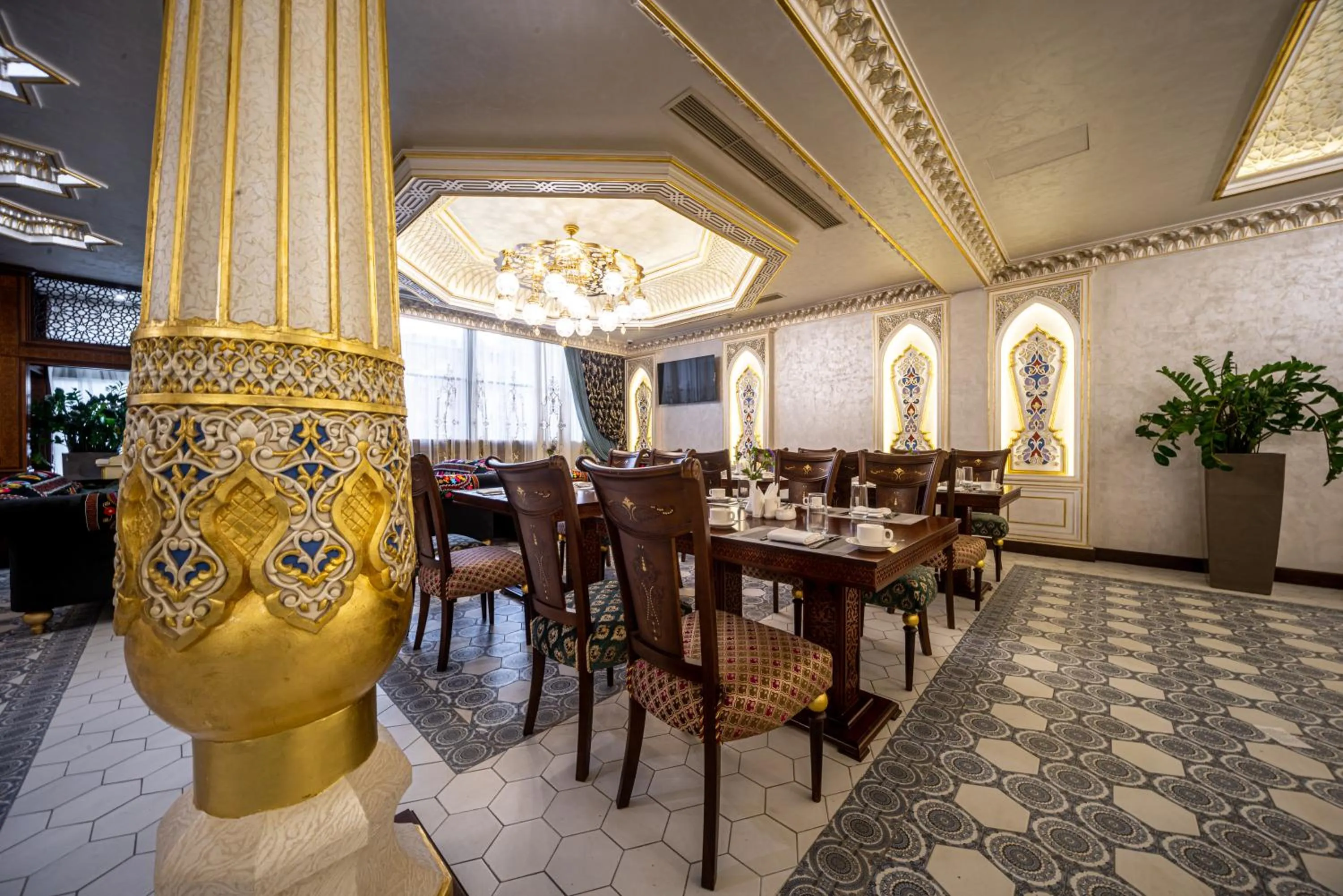 Restaurant/places to eat in Manor Hotel