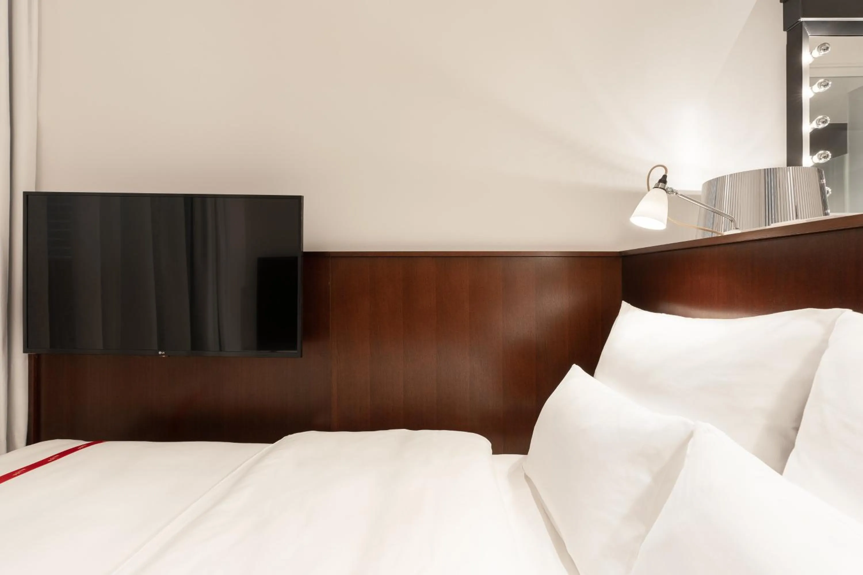 Photo of the whole room, Bed in Ruby Louise Hotel Frankfurt