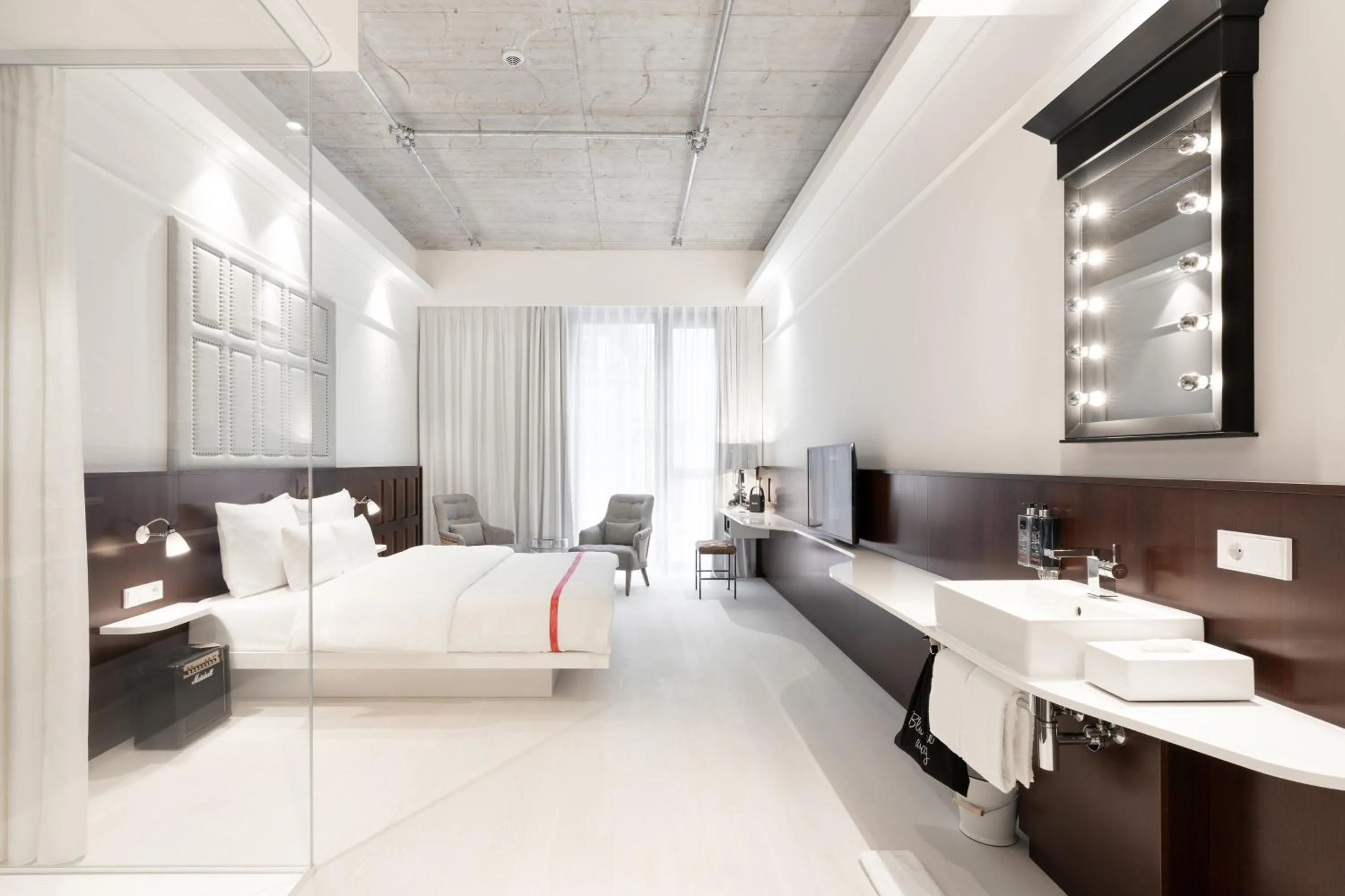 Bathroom, Bed in Ruby Louise Hotel Frankfurt