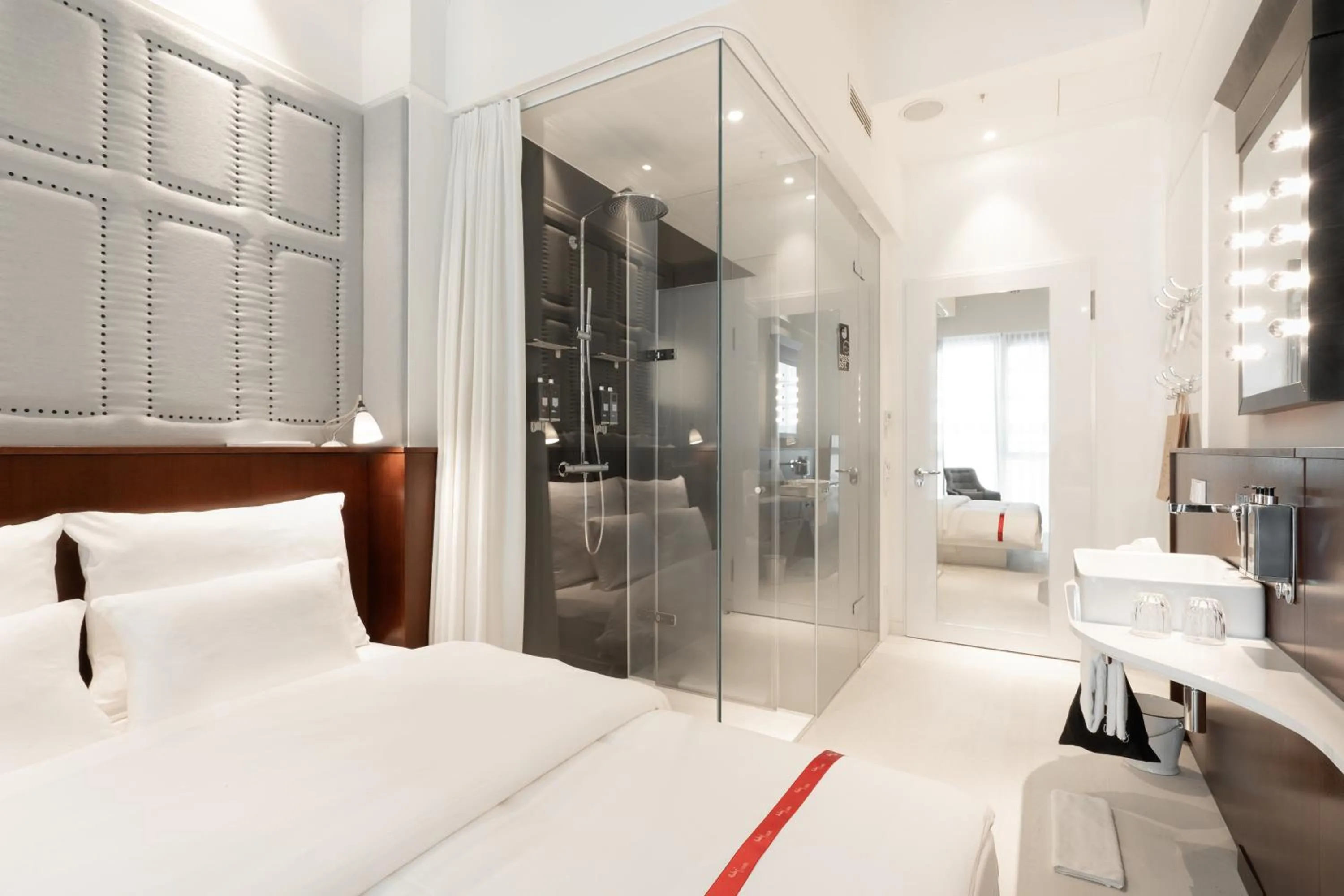 Photo of the whole room, Bed in Ruby Louise Hotel Frankfurt