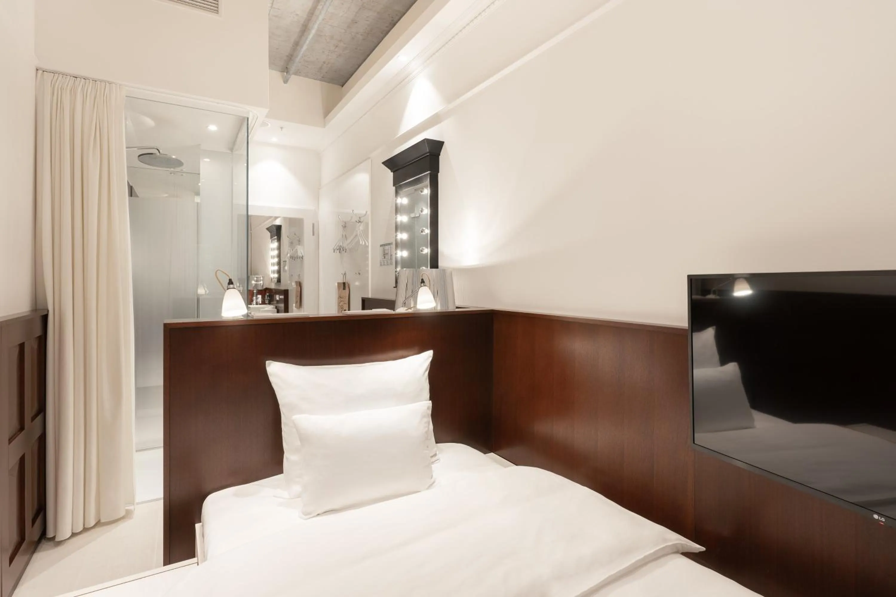 Photo of the whole room, Bed in Ruby Louise Hotel Frankfurt