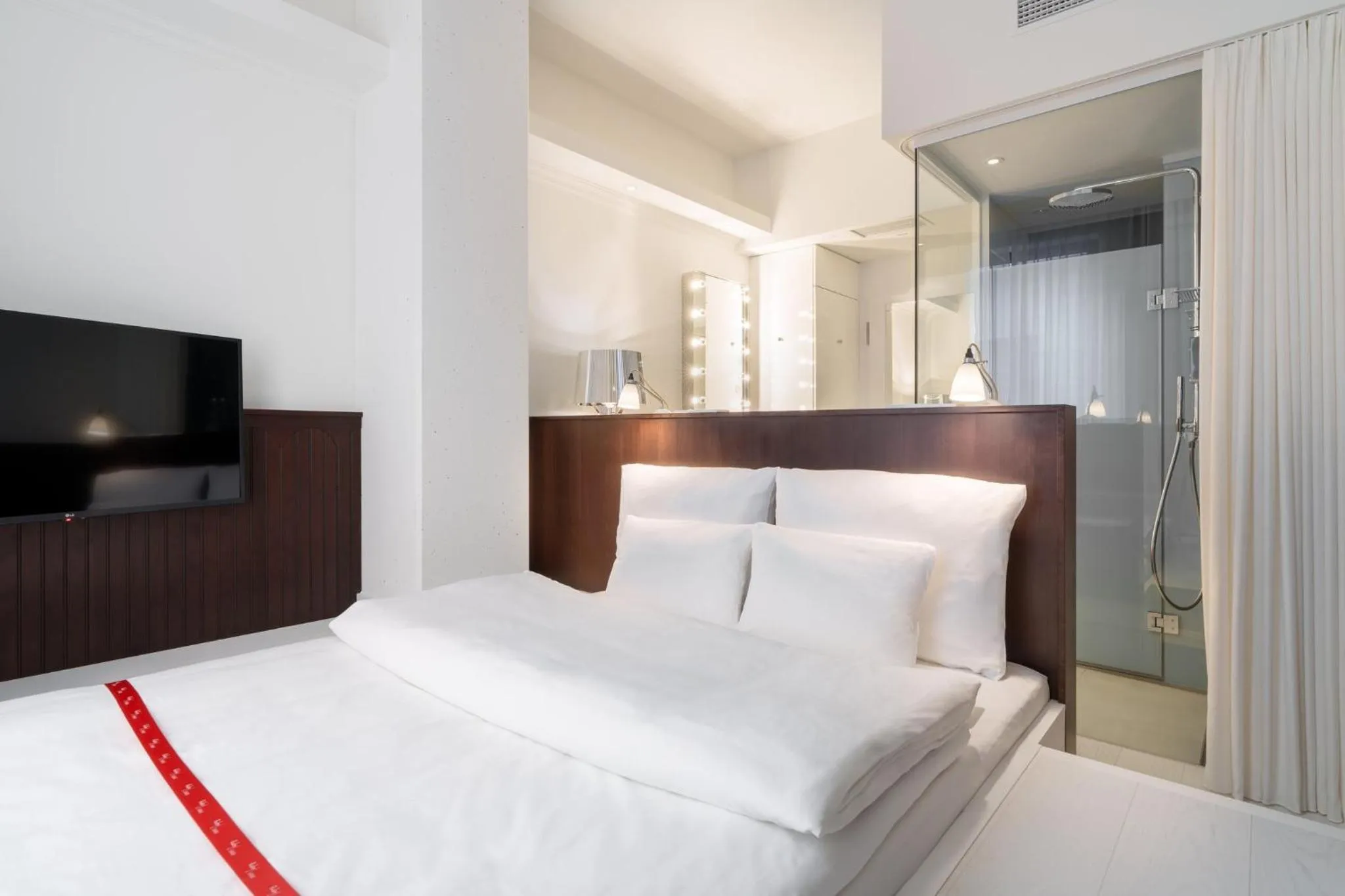 Photo of the whole room, Bed in Ruby Louise Hotel Frankfurt