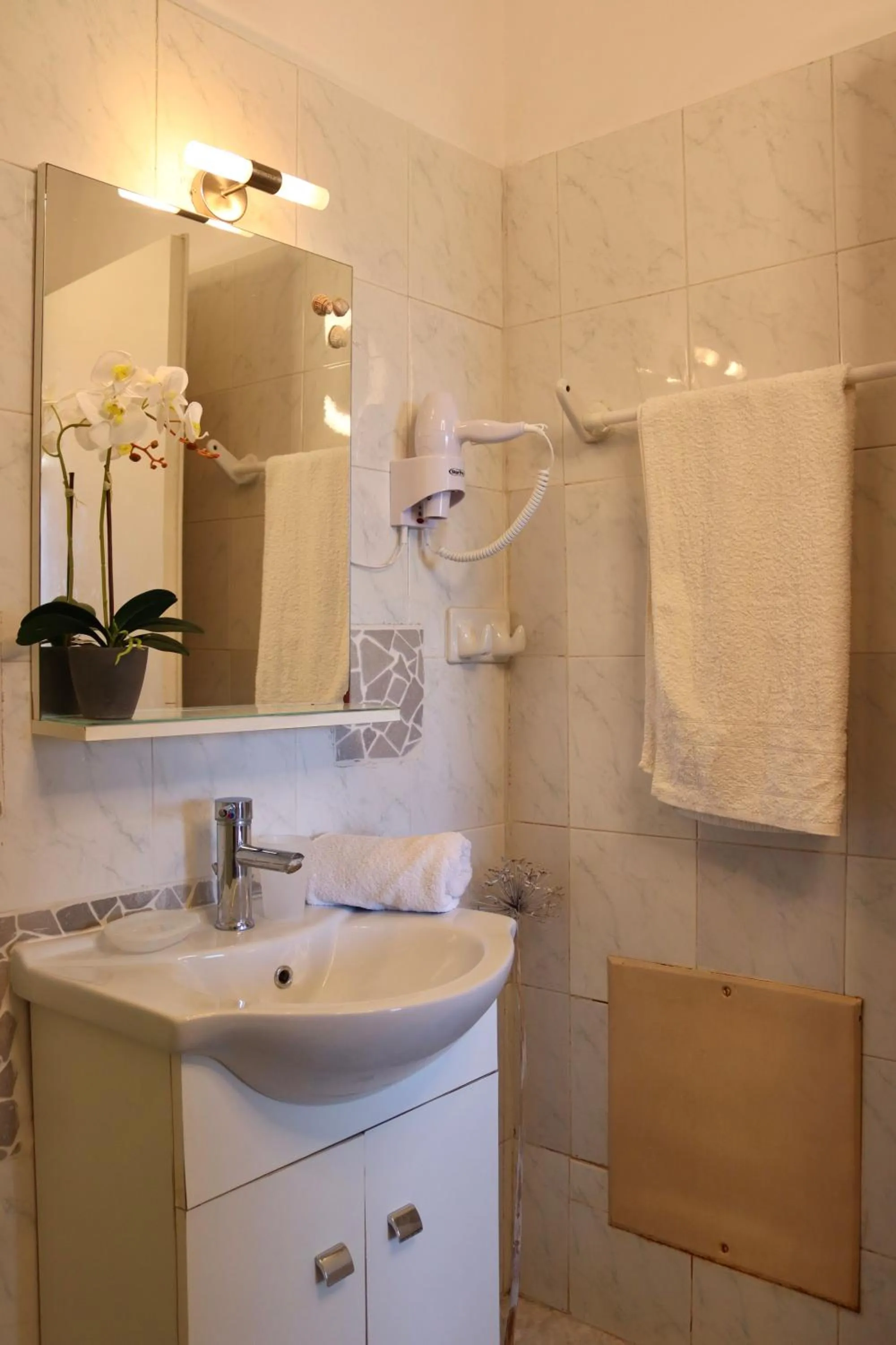 Bathroom in Elves Studios& Apartment's SIDARI