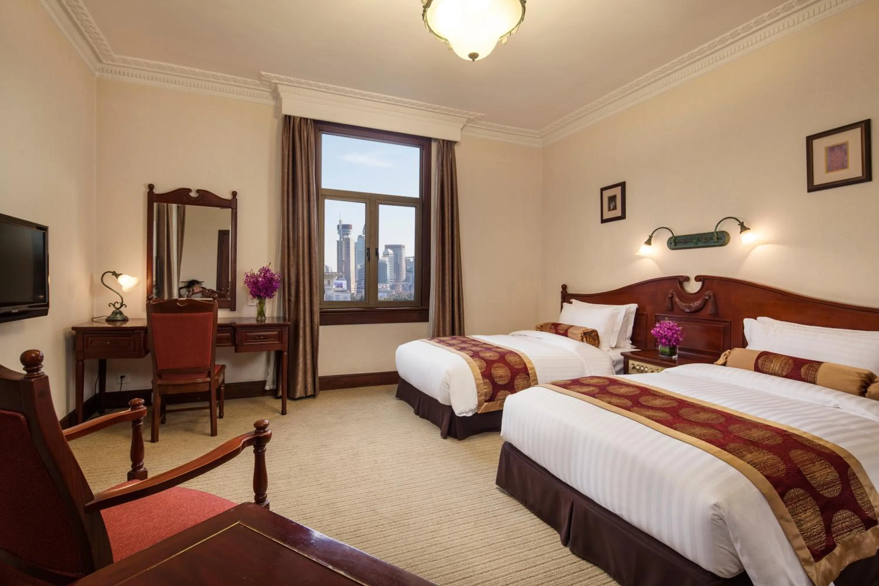 Photo of the whole room, Bed in Jin Jiang Pacific Hotel