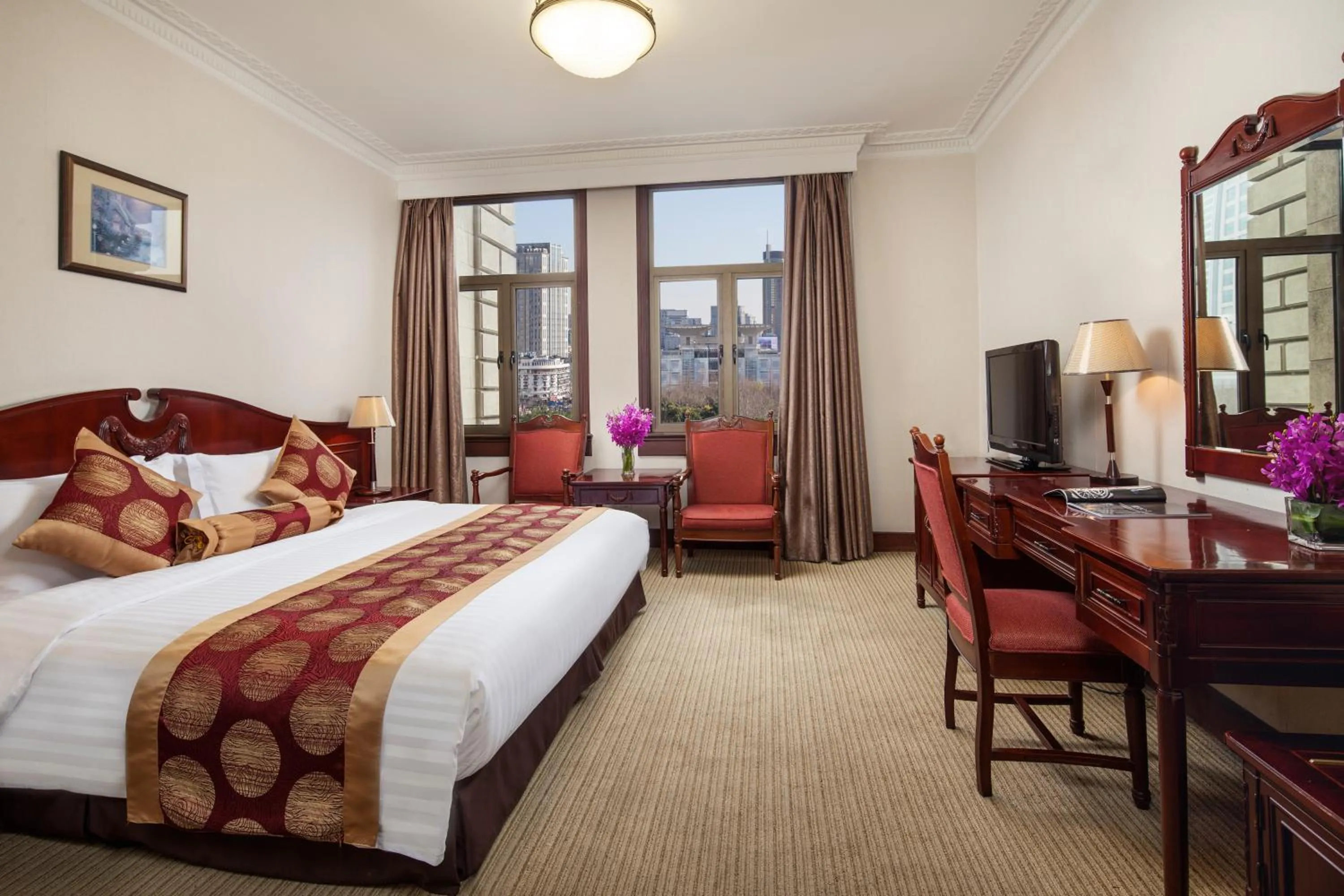 Photo of the whole room, Bed in Jin Jiang Pacific Hotel