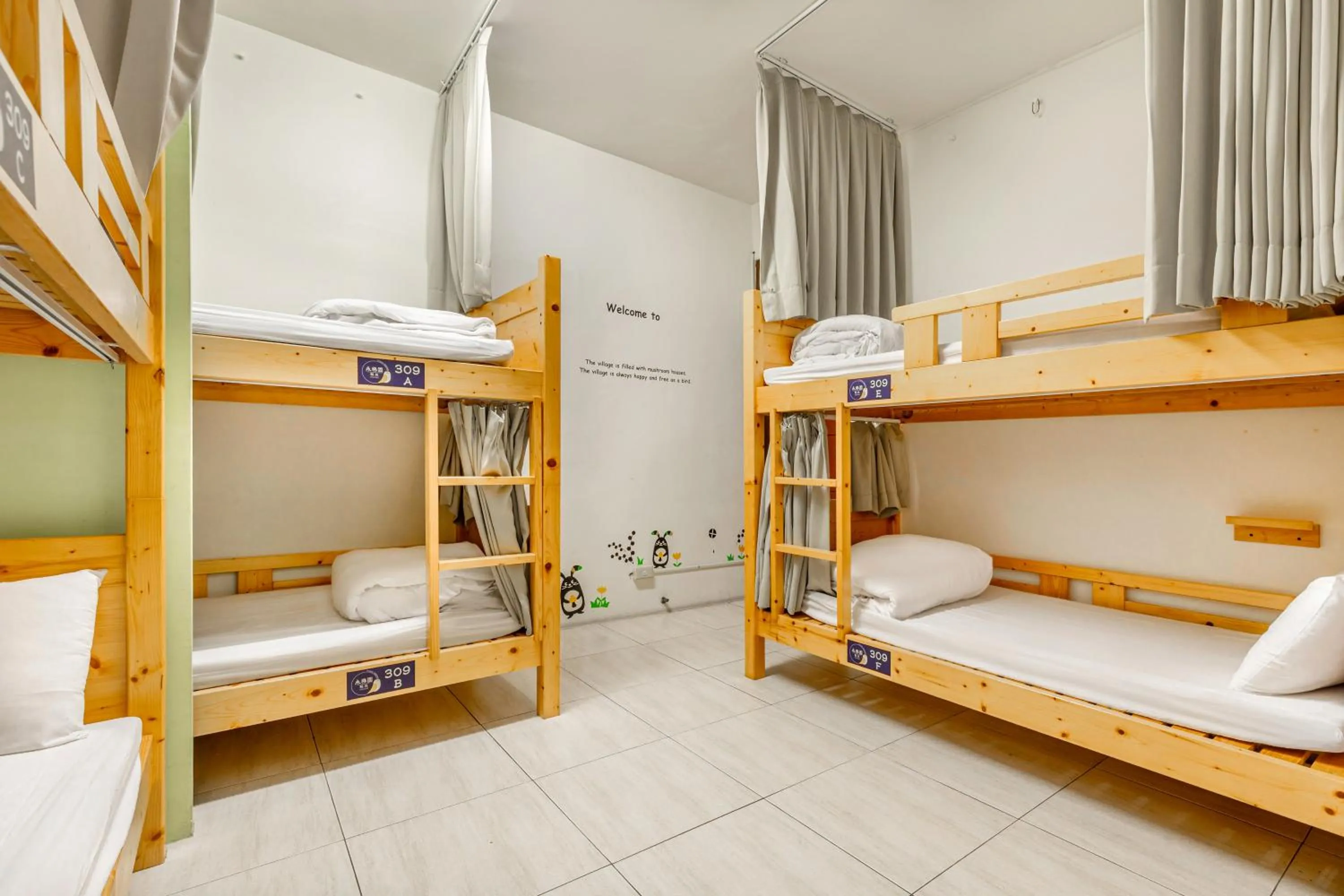 Photo of the whole room, Bed in Forever Happiness Hostel