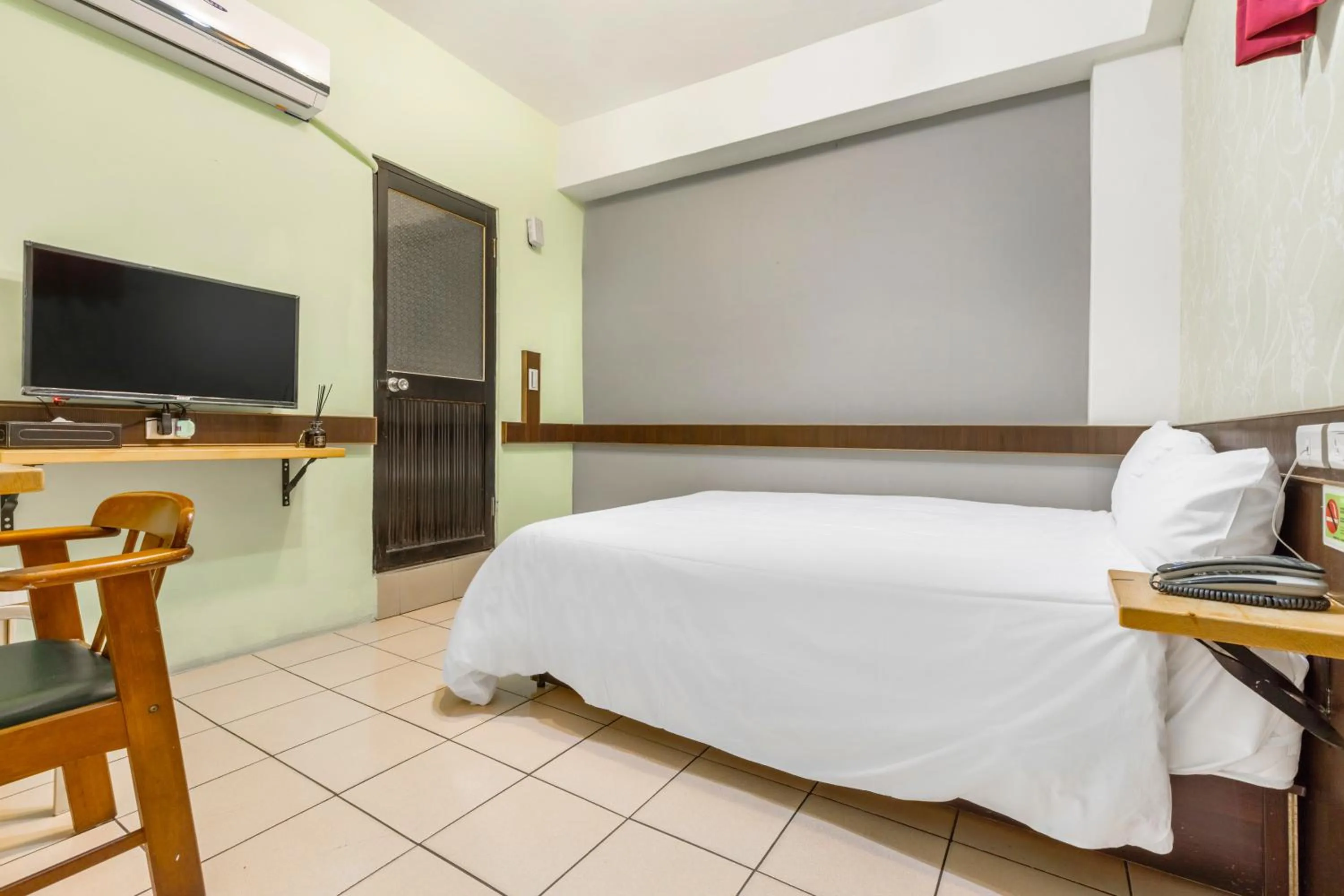 Photo of the whole room, Bed in Forever Happiness Hostel