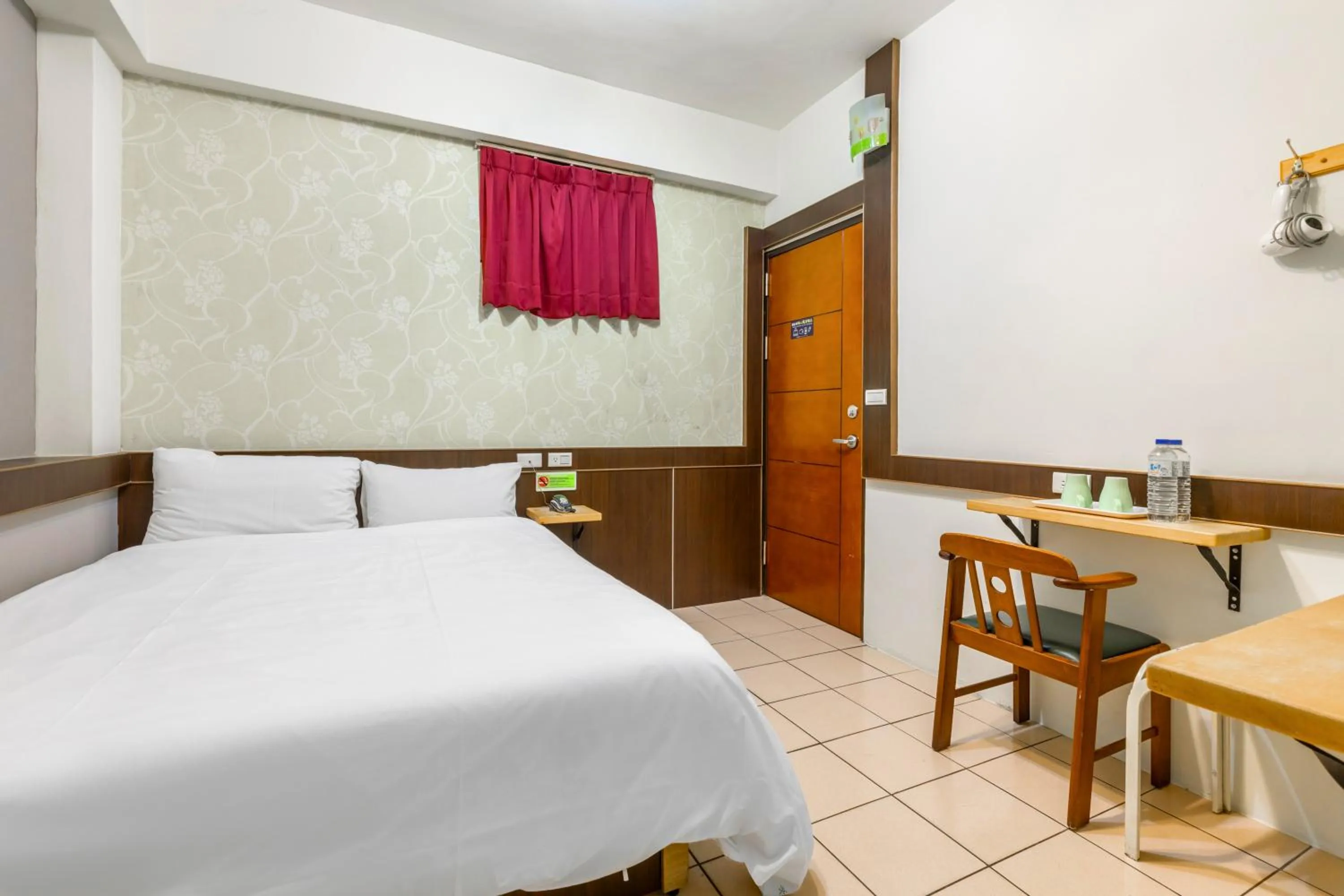 Photo of the whole room, Bed in Forever Happiness Hostel