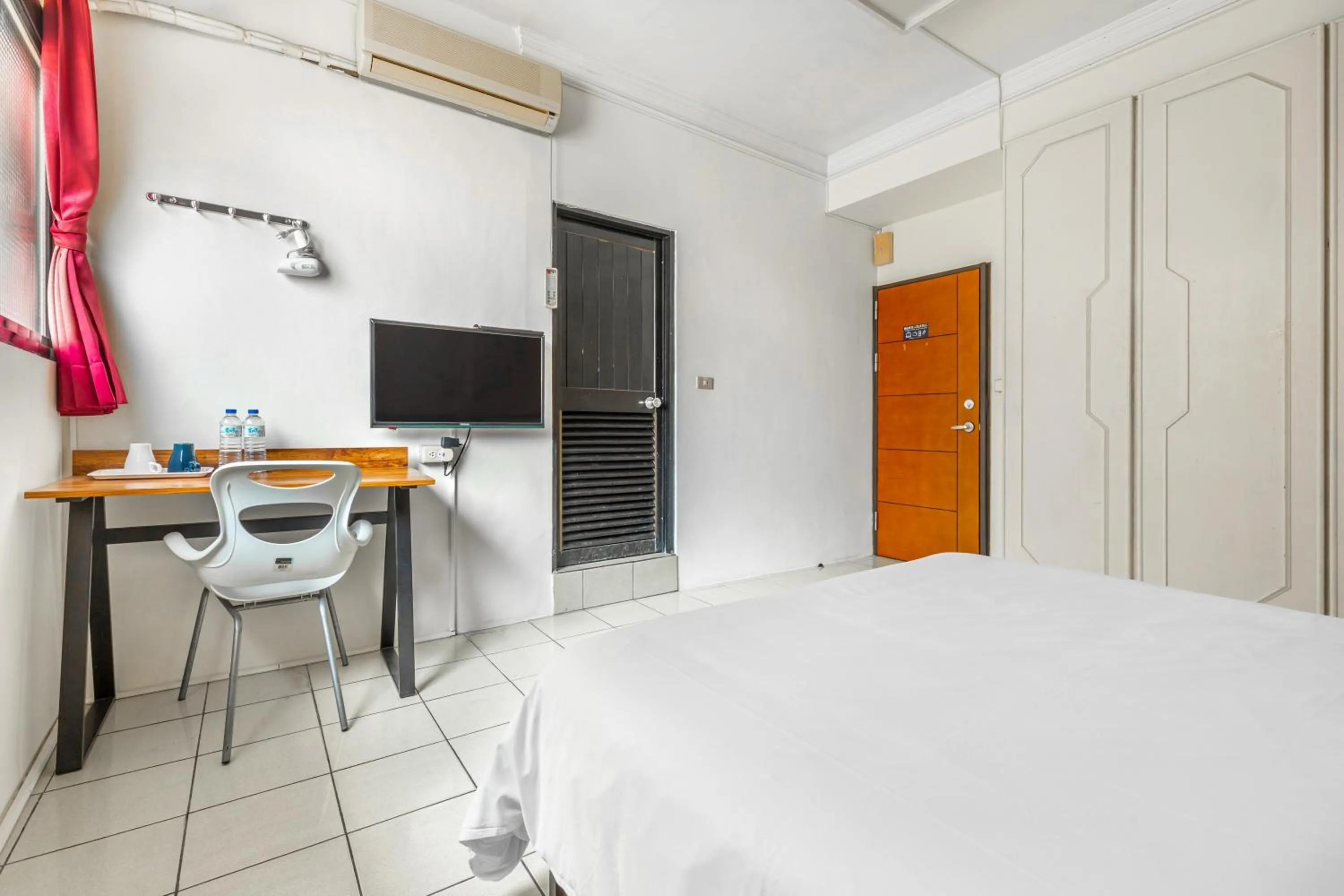 Photo of the whole room, Bed in Forever Happiness Hostel