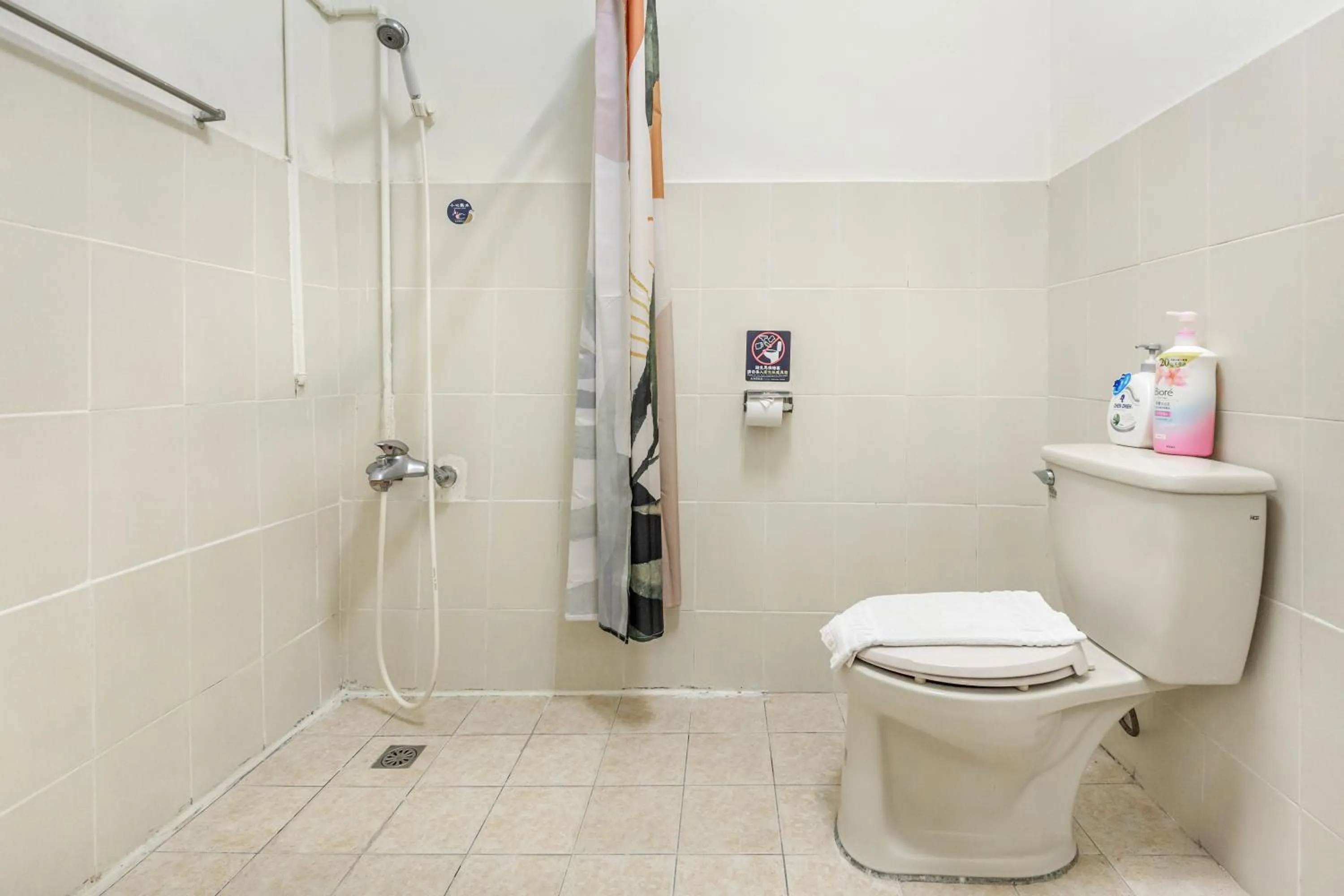 Bathroom in Forever Happiness Hostel