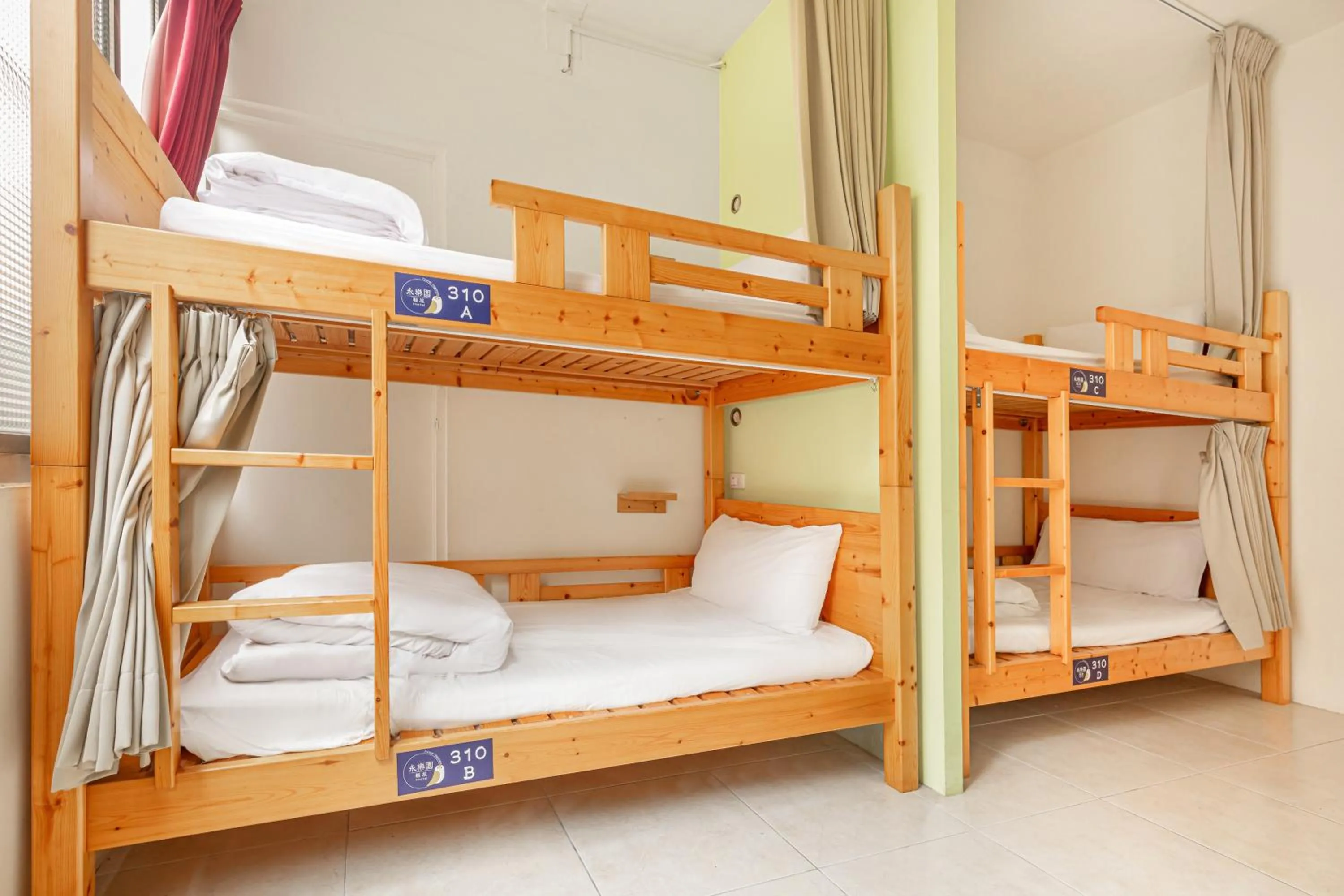 Photo of the whole room, Bed in Forever Happiness Hostel