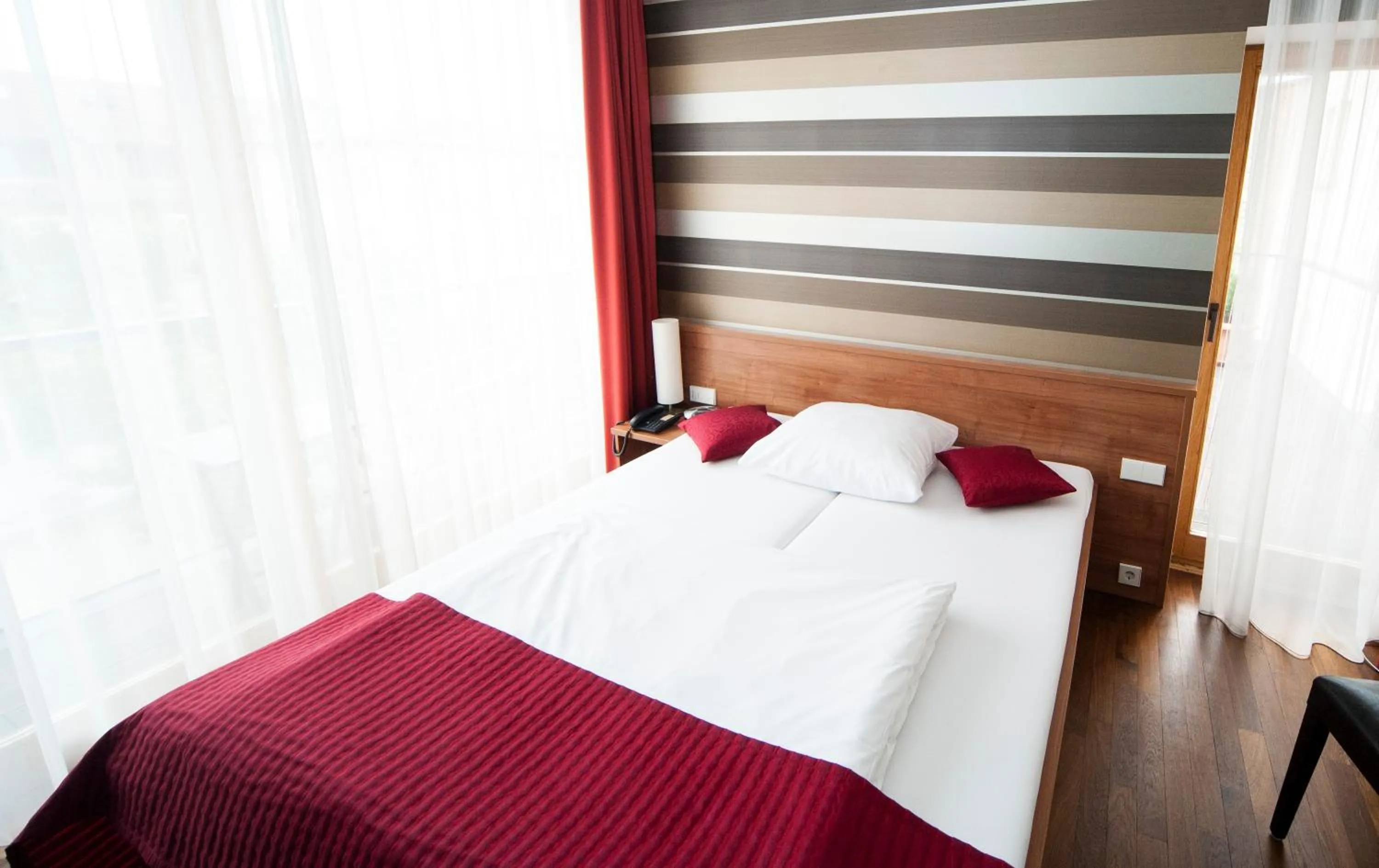 Photo of the whole room, Bed in Hotel zum Hofmaler