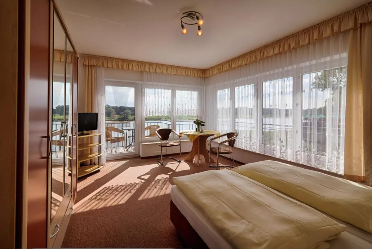 Photo of the whole room, Bed in Elbterrassen zu Brambach