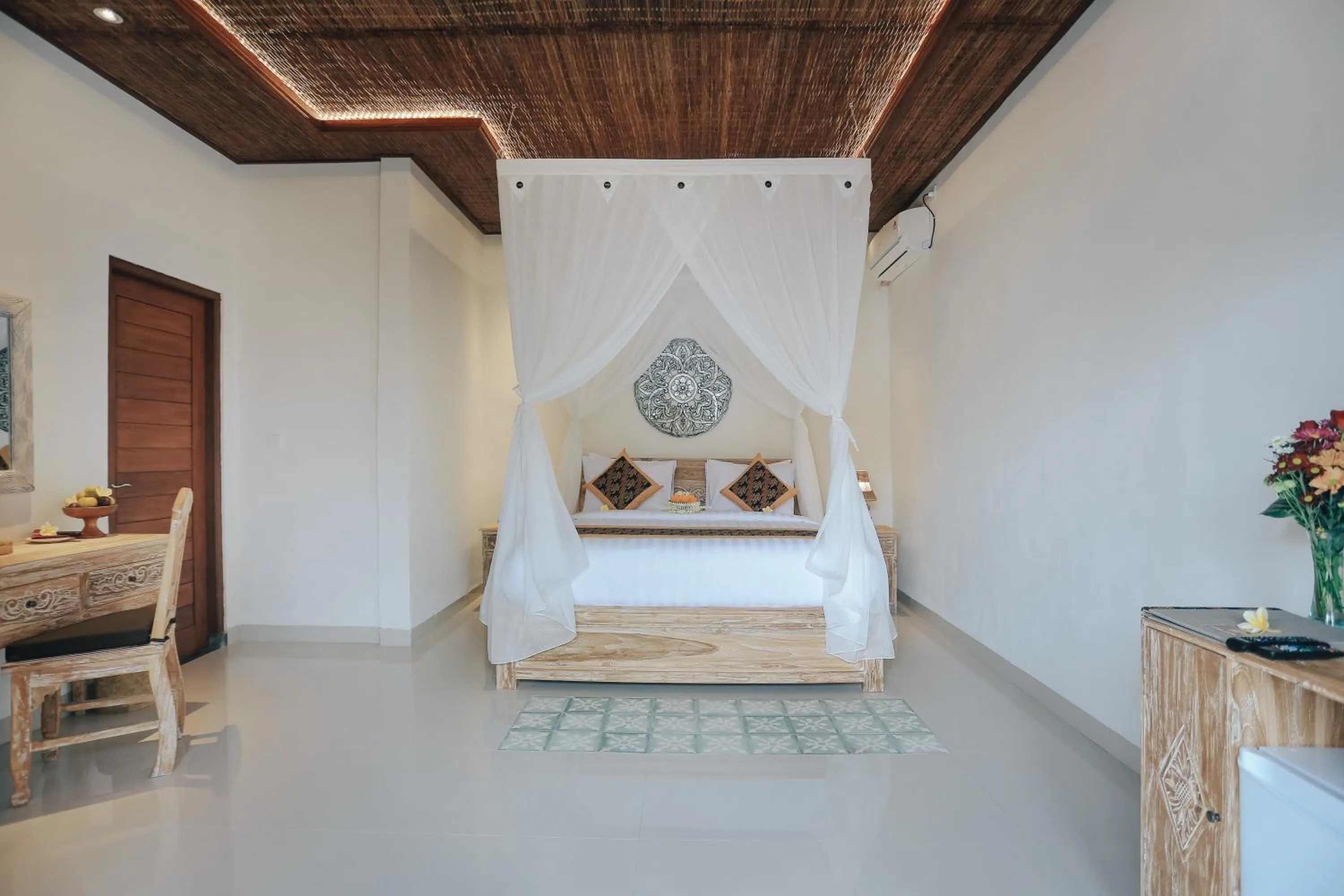 Seating area, Bed in Sitala Suite