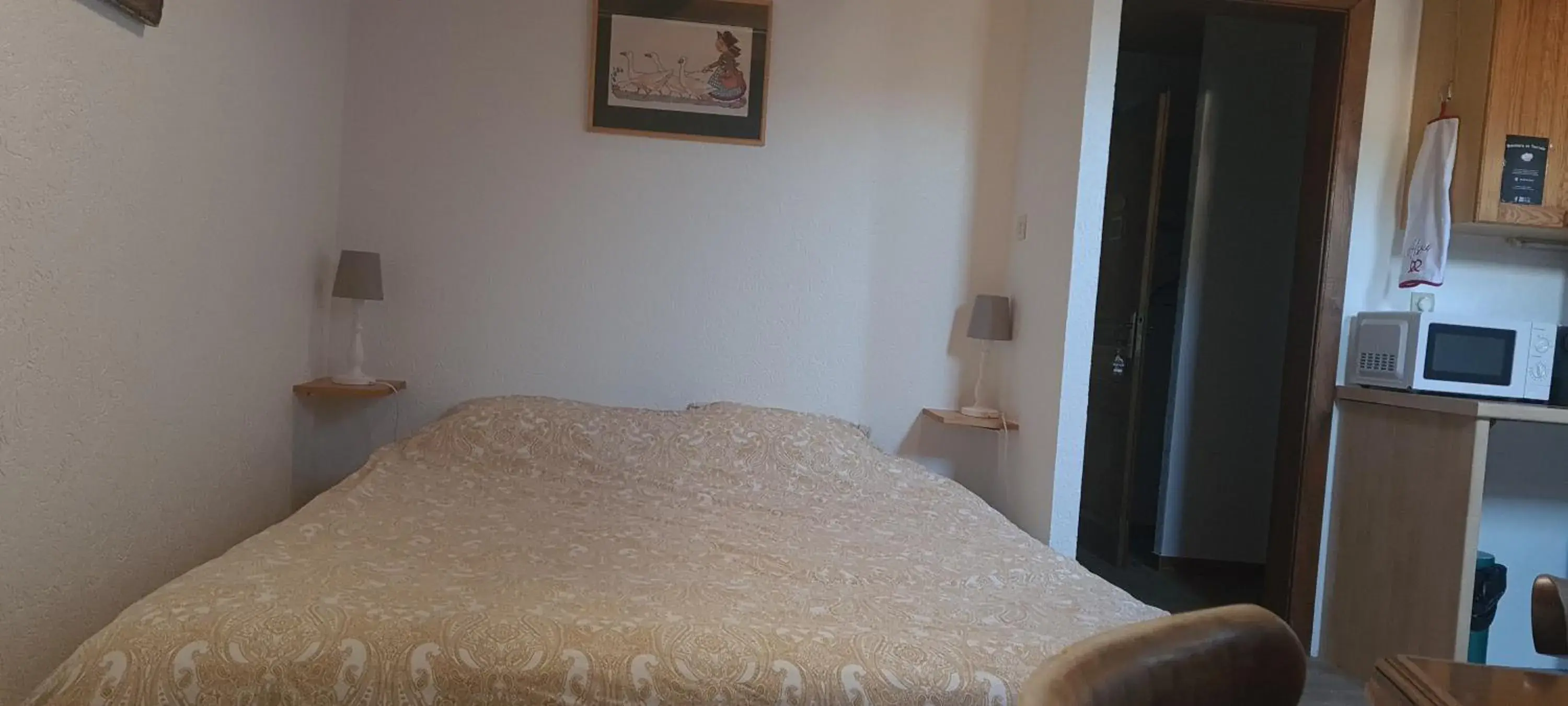 Double or Twin Room with Private Bathroom in Gîte et chambres d'hôtes Les Framboises Double or Twin Room with Private Bathroom in Gîte et chambres d'hôtes Les Framboises