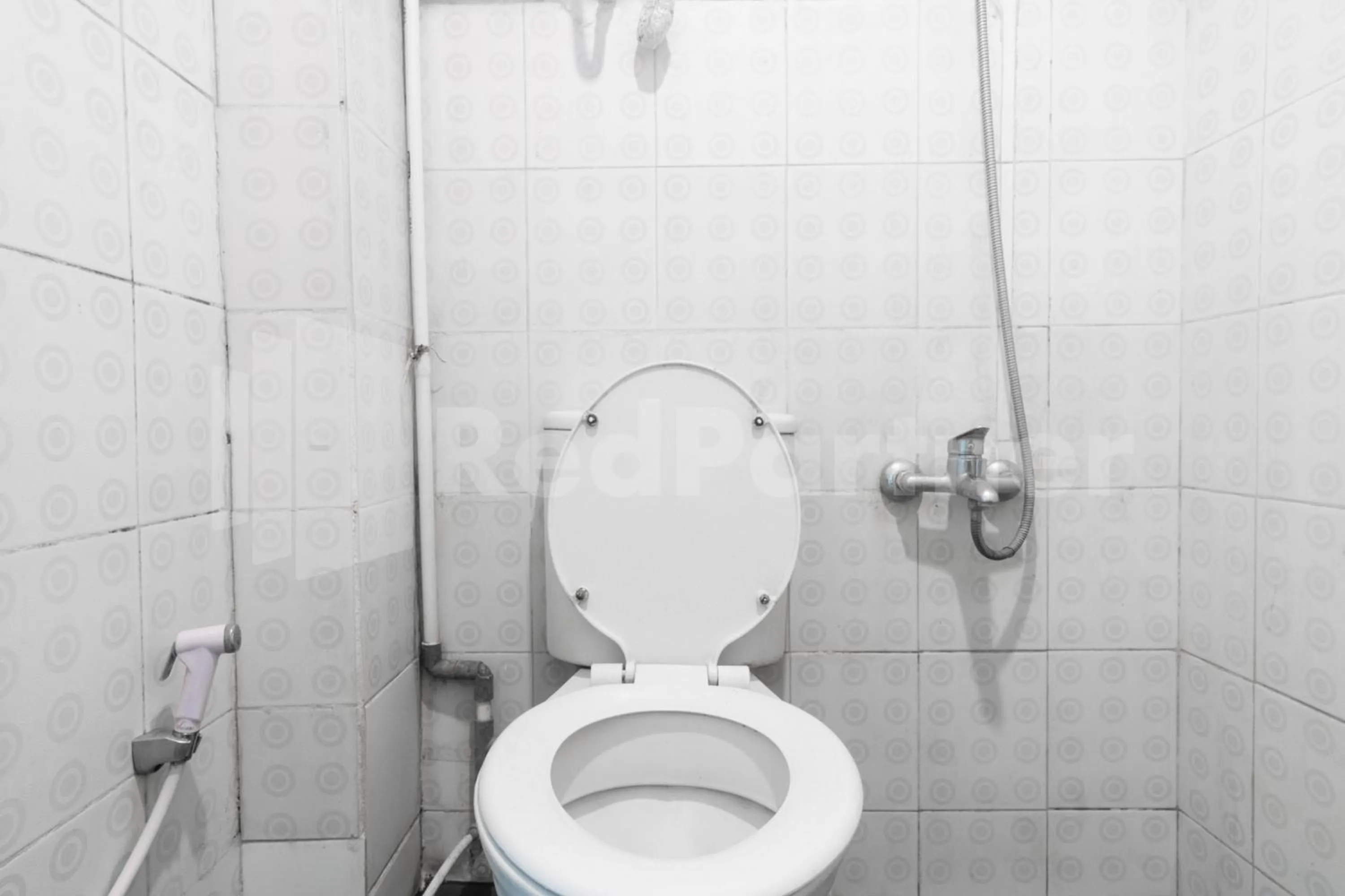 Bathroom in Teratai Guesthouse at RS Adam Malik Medan Mitra RedDoorz