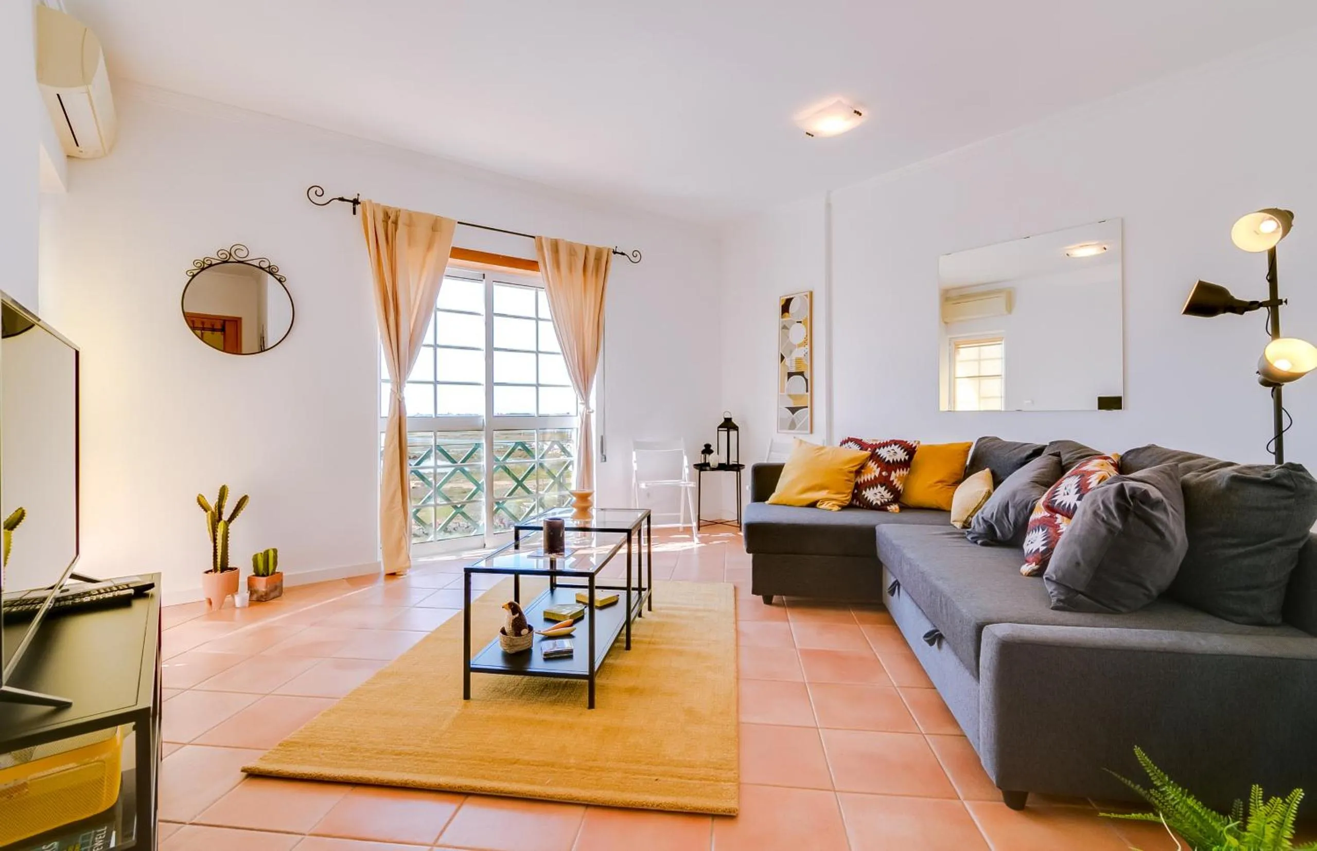 Communal lounge/ TV room in The Nest Apartment - Sea View - Faro