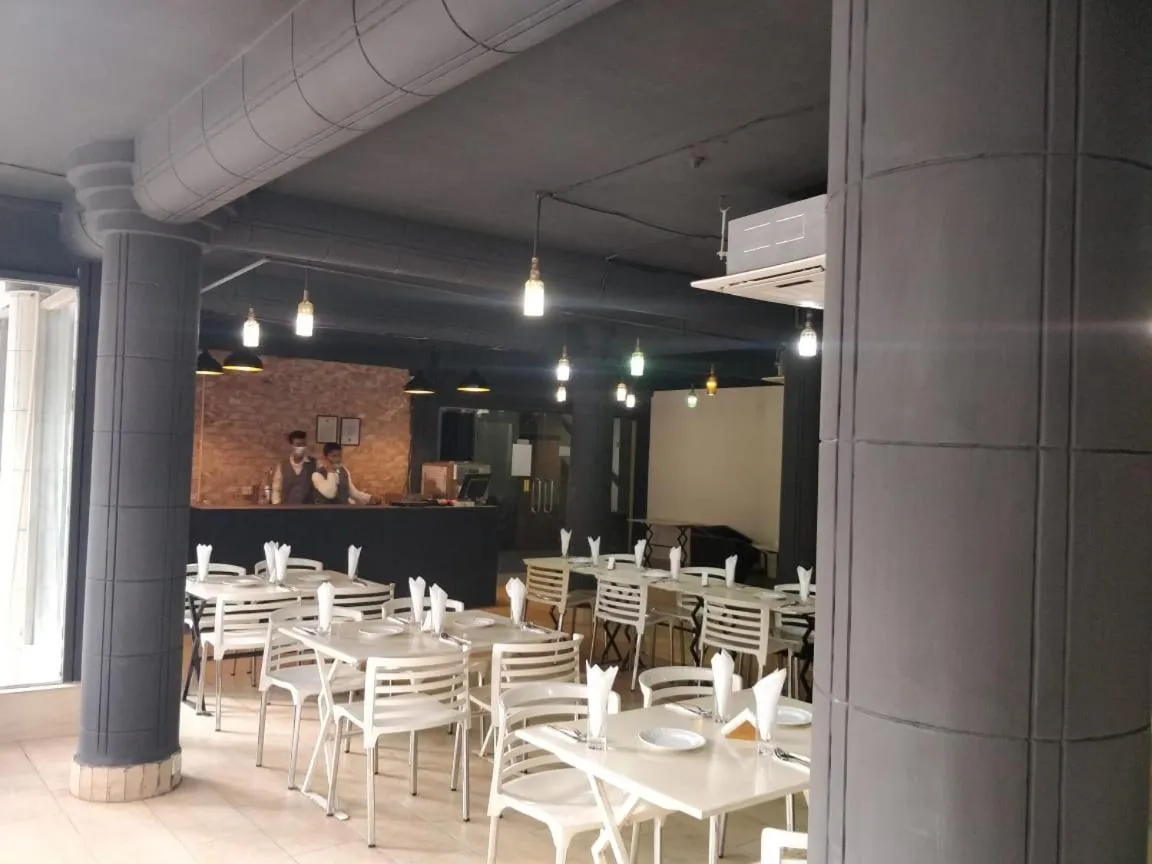 Restaurant/places to eat in Hotel Zakaria International