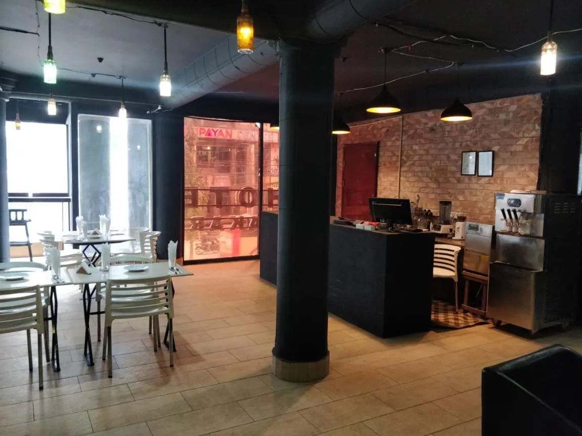 Restaurant/places to eat in Hotel Zakaria International