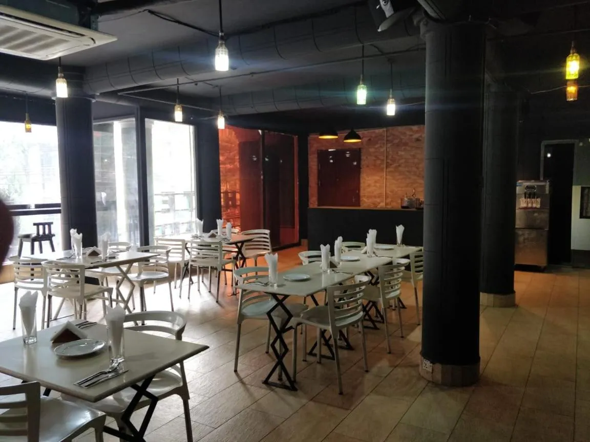 Restaurant/places to eat in Hotel Zakaria International