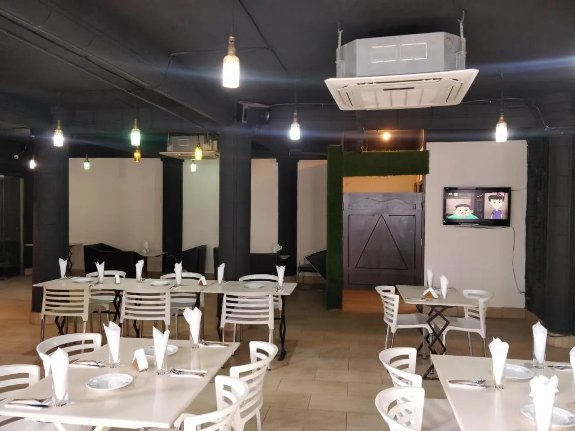 Restaurant/places to eat in Hotel Zakaria International