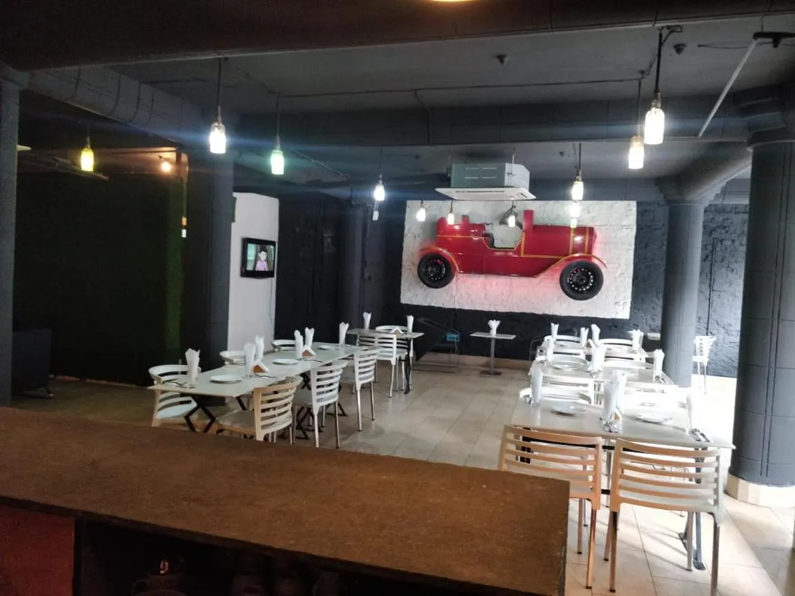 Restaurant/places to eat in Hotel Zakaria International