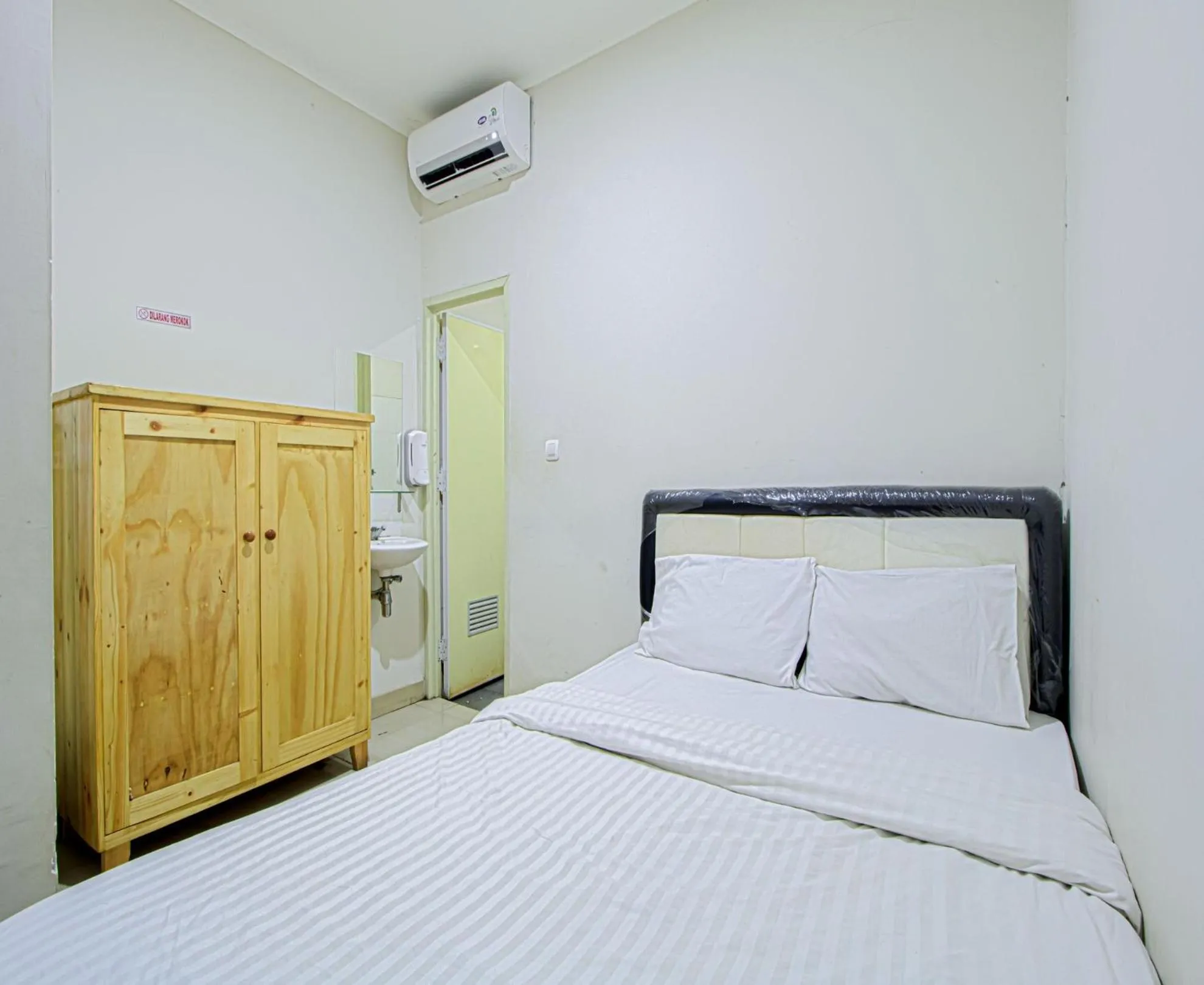 Bed in Alfa Guesthouse Serpong Mitra RedDoorz