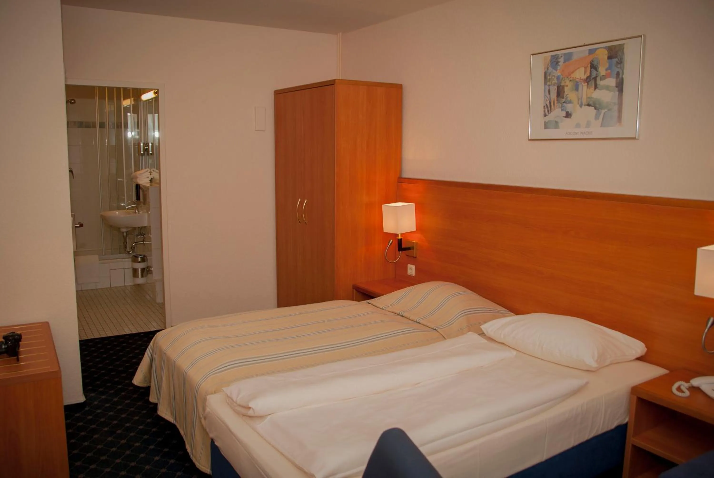 Photo of the whole room, Bed in Elbbrücken Hotel