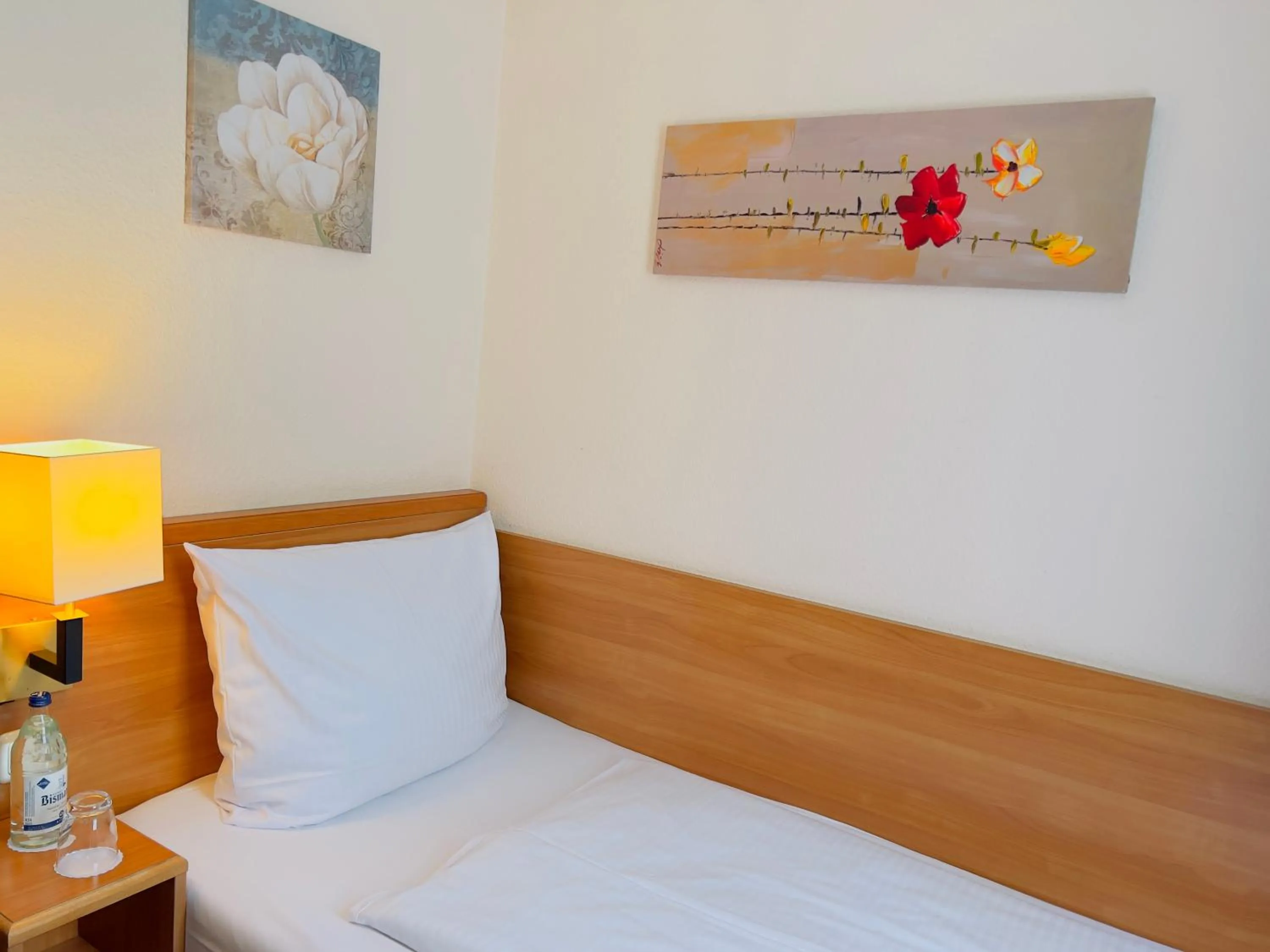 Bed in Elbbrücken Hotel