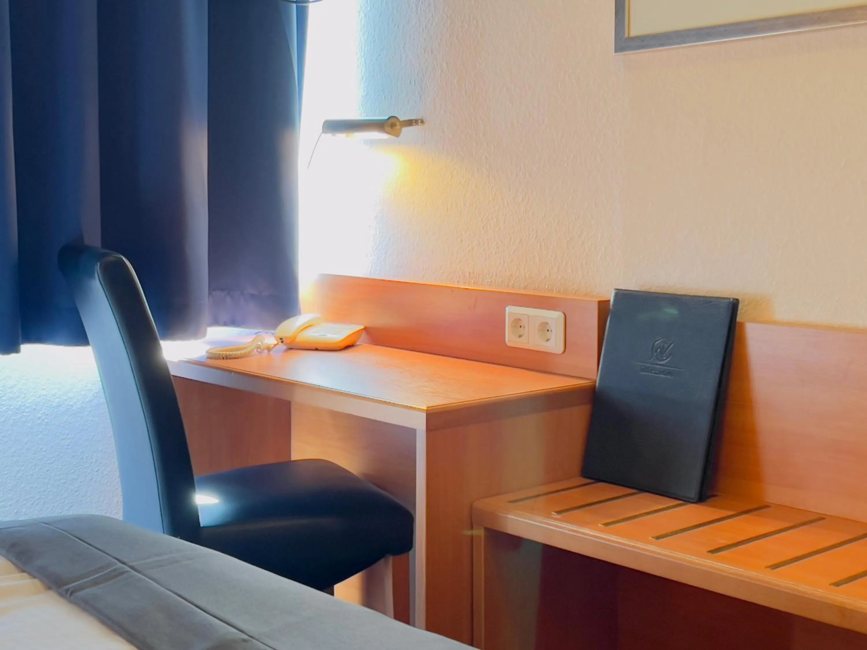 Photo of the whole room, Bed in Elbbrücken Hotel