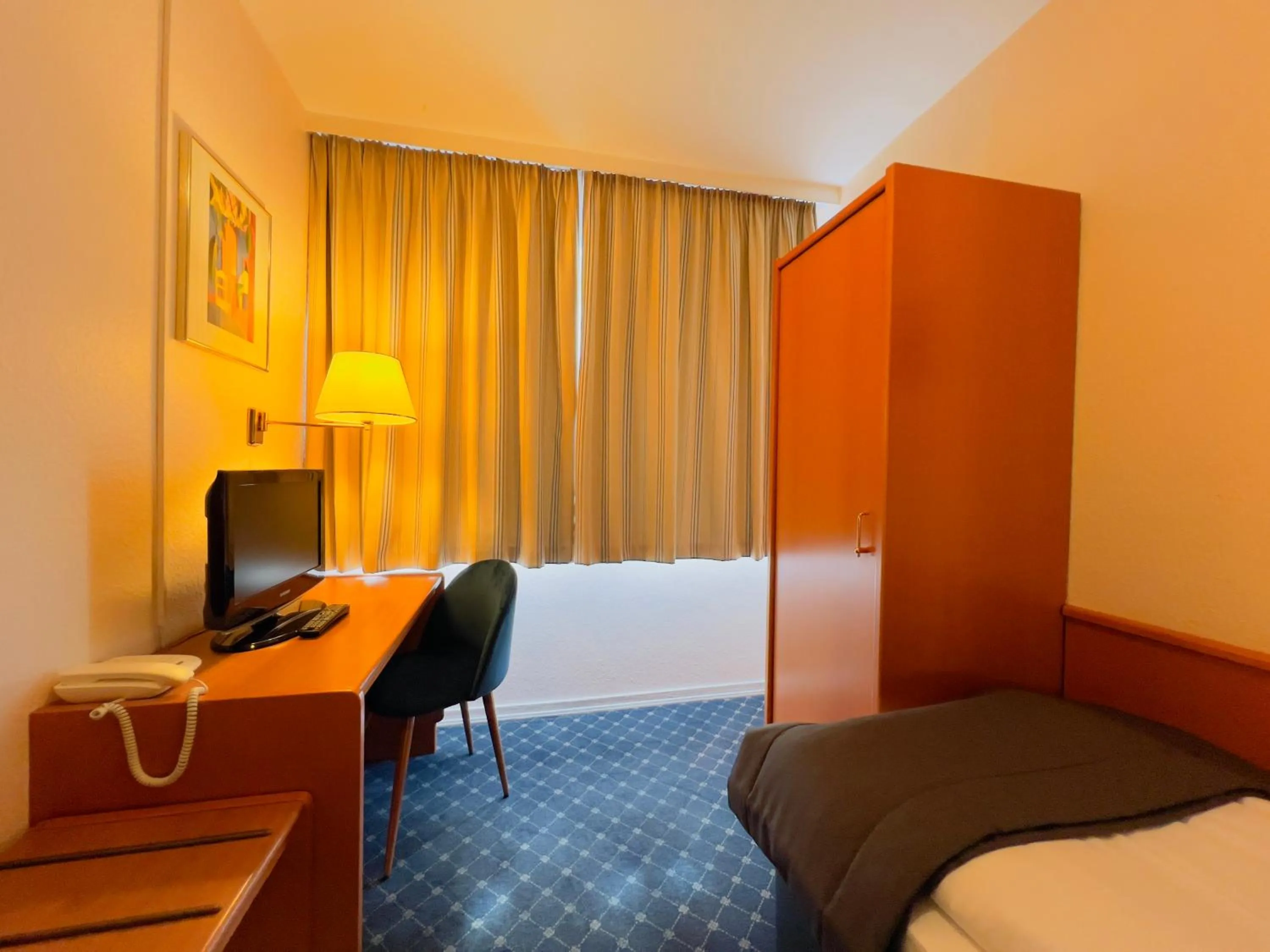 TV and multimedia, Bed in Elbbrücken Hotel