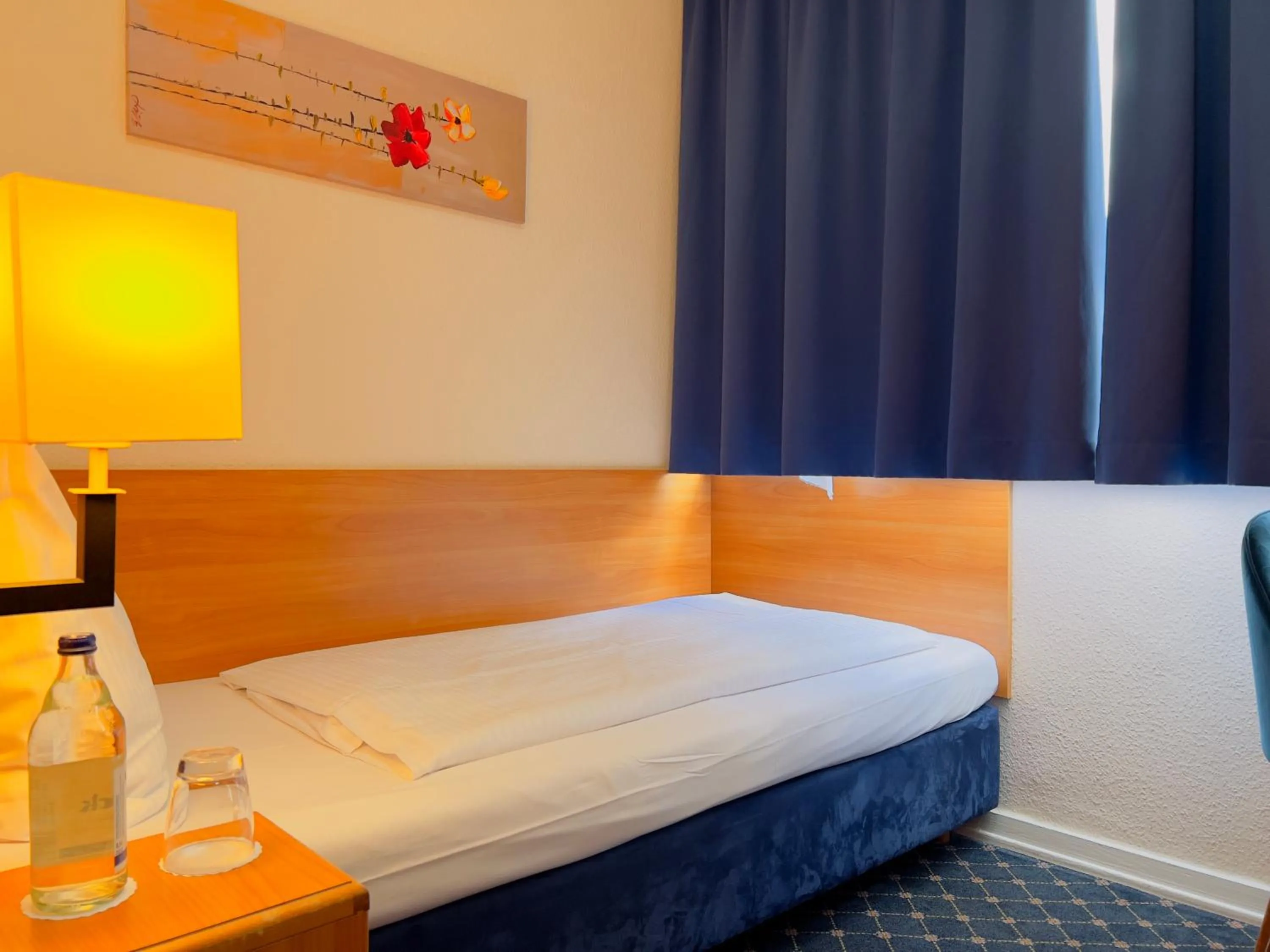 Property building, Bed in Elbbrücken Hotel