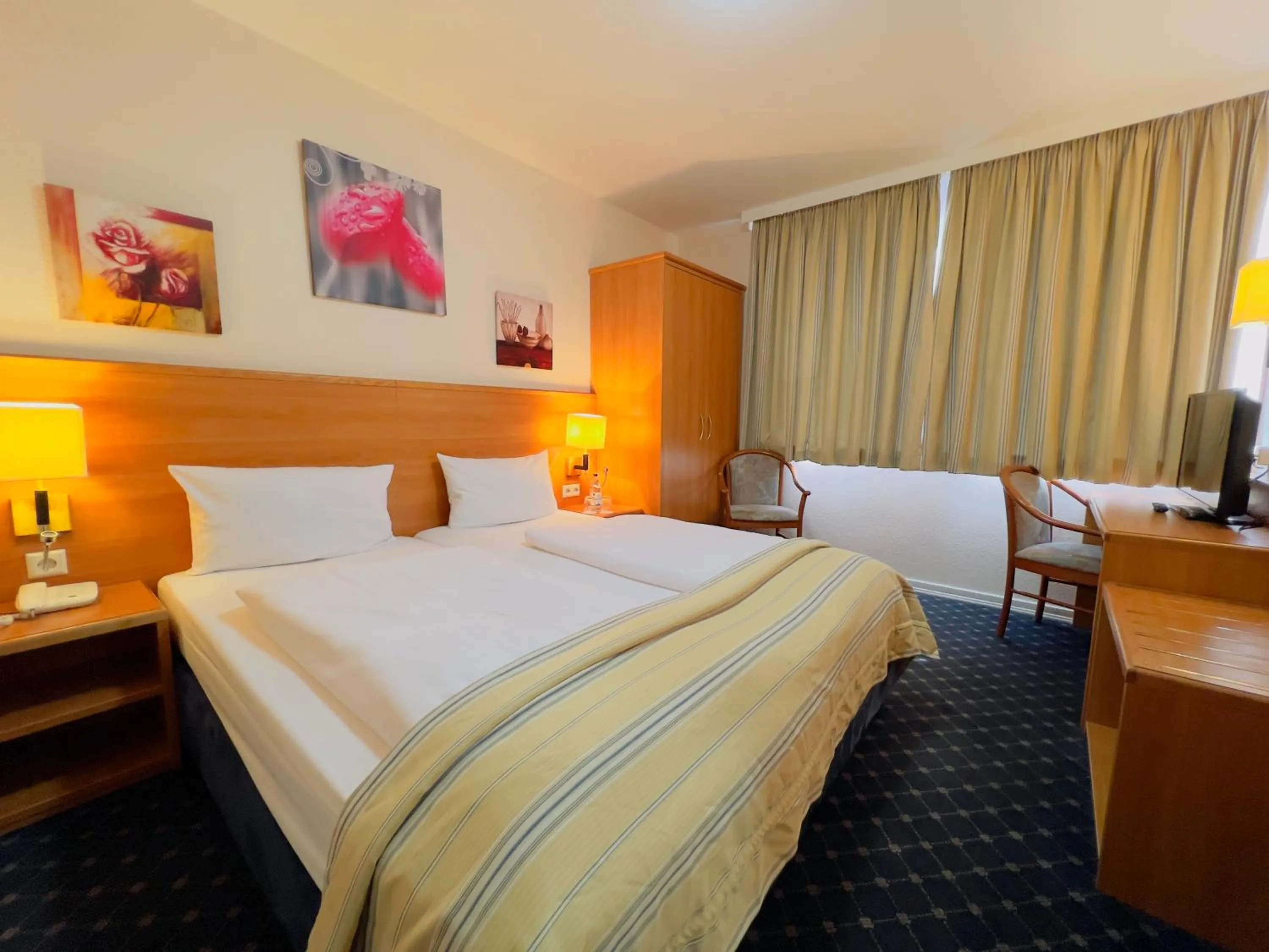 Photo of the whole room, Bed in Elbbrücken Hotel